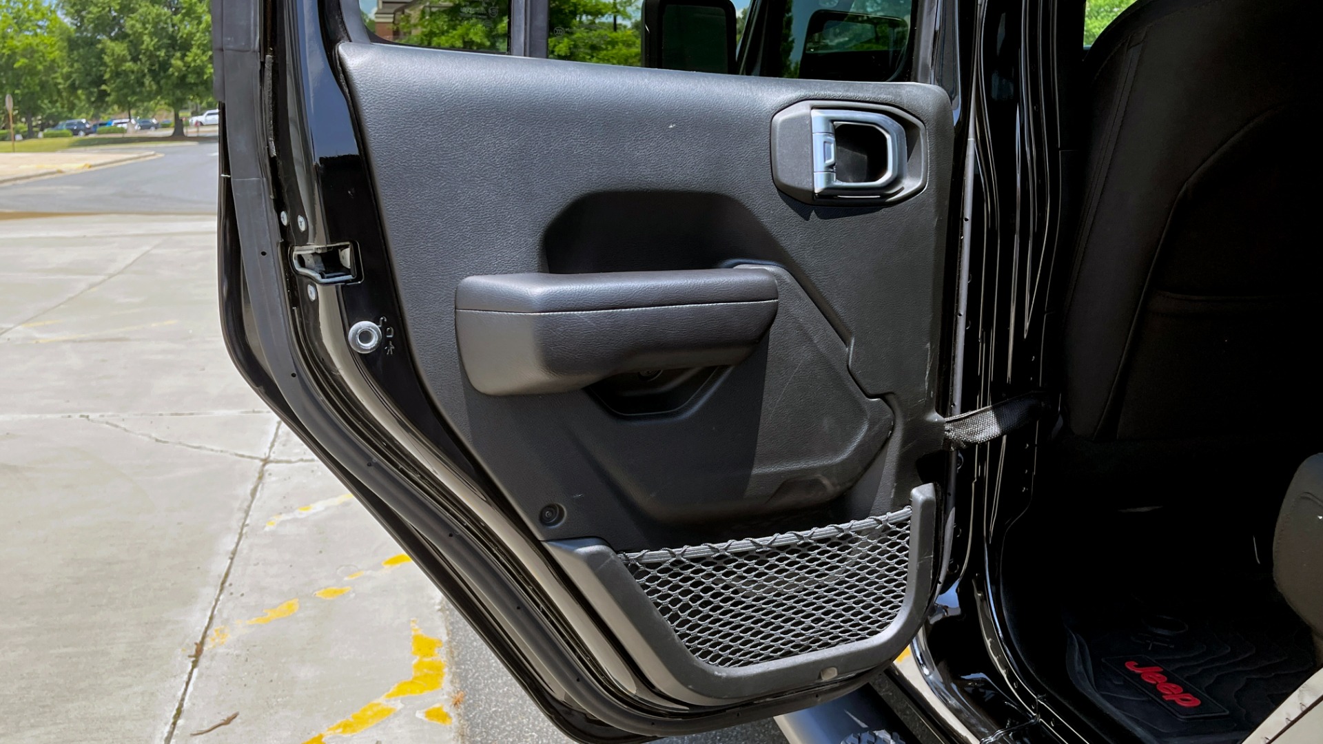 Used 2020 Jeep GLADIATOR SPORT 4X4 / 3.6L / AUTO / MAX TOW / TOUCH SCREEN / CAMERA for sale Sold at Formula Imports in Charlotte NC 28227 40