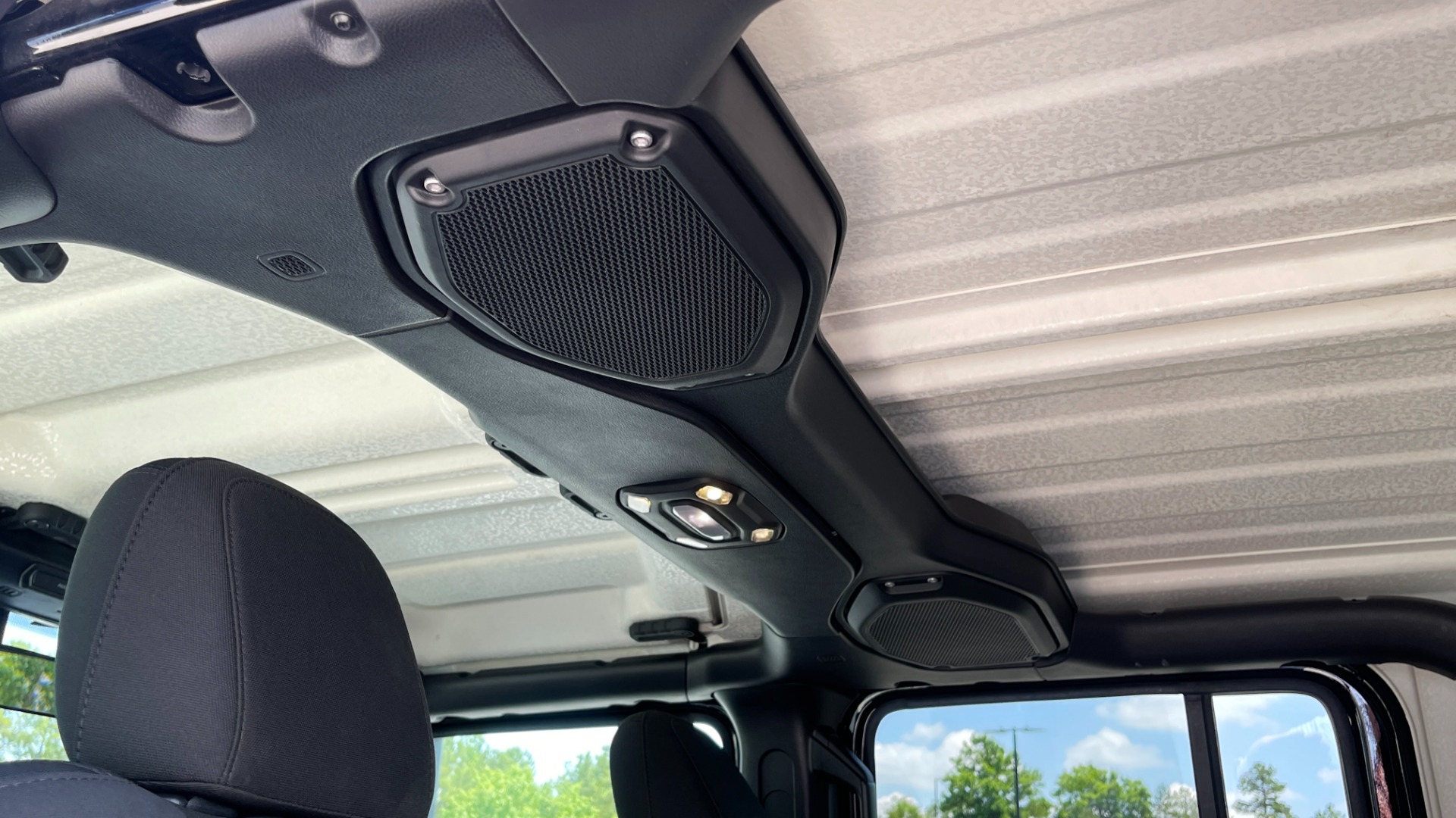 Used 2020 Jeep GLADIATOR SPORT 4X4 / 3.6L / AUTO / MAX TOW / TOUCH SCREEN / CAMERA for sale Sold at Formula Imports in Charlotte NC 28227 45