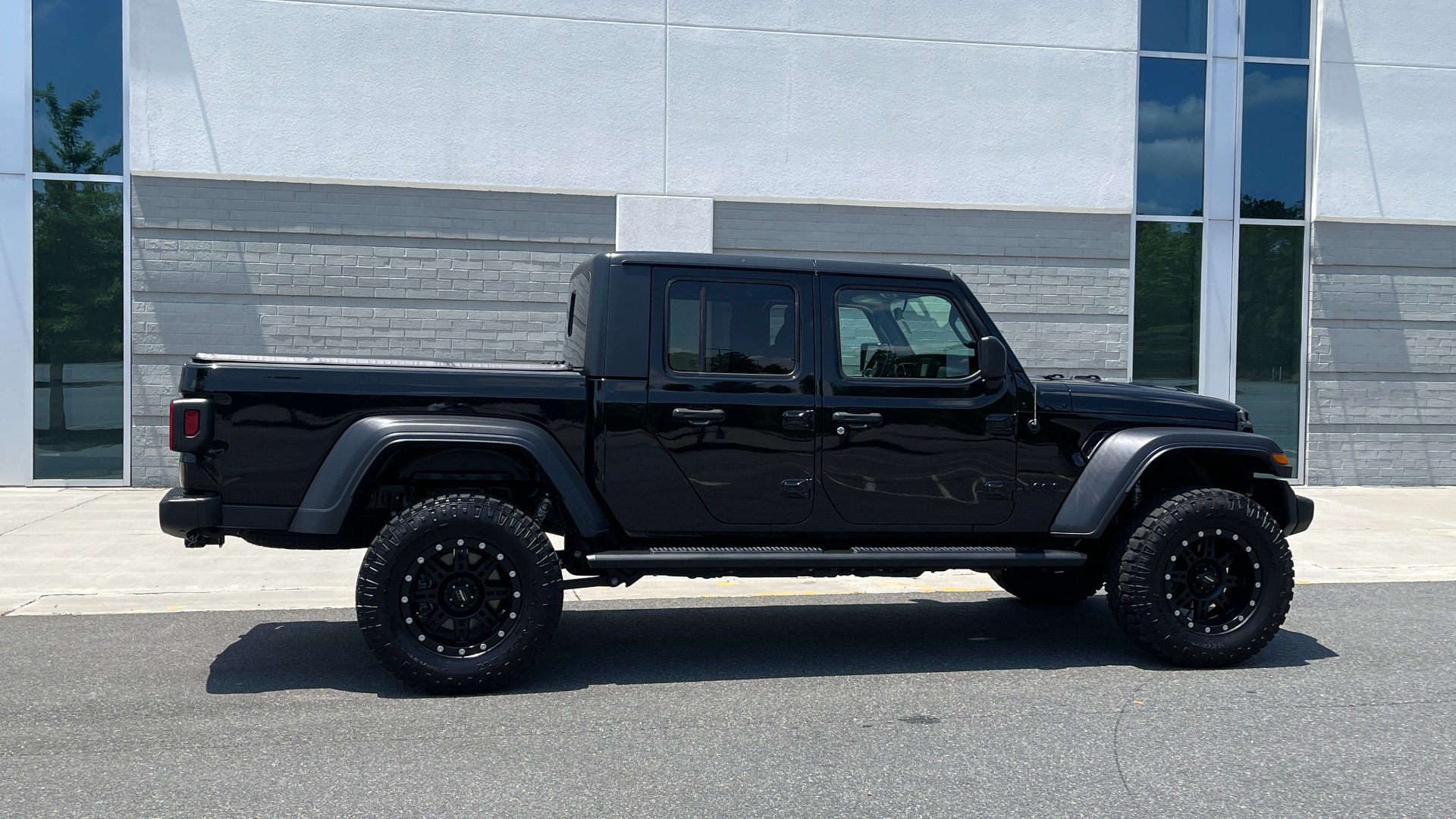 Used 2020 Jeep GLADIATOR SPORT 4X4 / 3.6L / AUTO / MAX TOW / TOUCH SCREEN / CAMERA for sale Sold at Formula Imports in Charlotte NC 28227 6