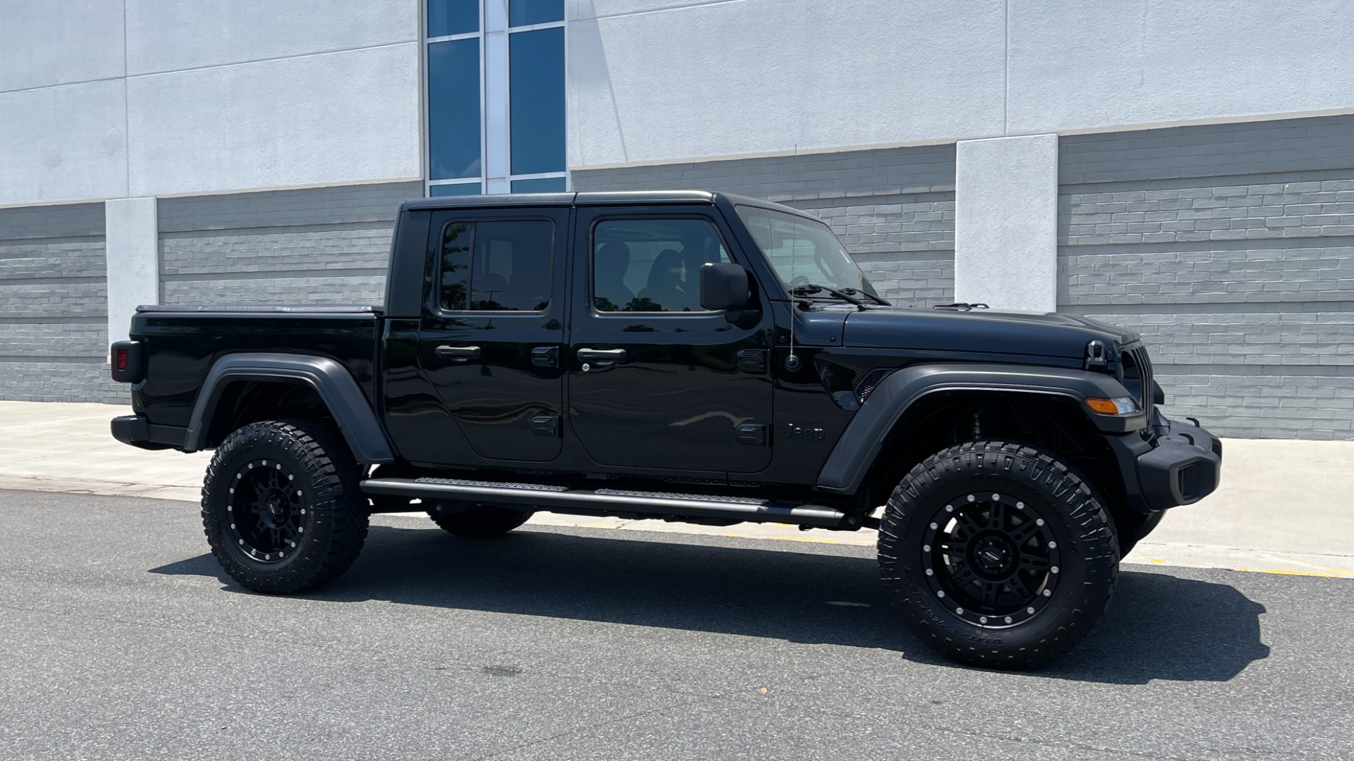 Used 2020 Jeep GLADIATOR SPORT 4X4 / 3.6L / AUTO / MAX TOW / TOUCH SCREEN / CAMERA for sale Sold at Formula Imports in Charlotte NC 28227 7