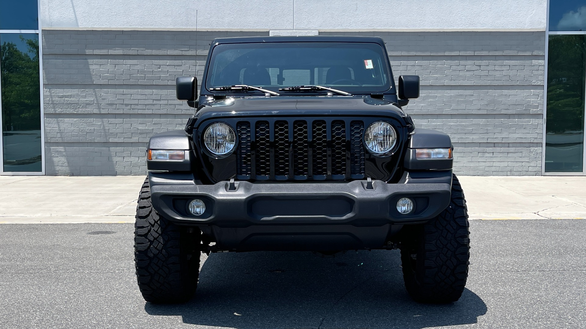 Used 2020 Jeep GLADIATOR SPORT 4X4 / 3.6L / AUTO / MAX TOW / TOUCH SCREEN / CAMERA for sale Sold at Formula Imports in Charlotte NC 28227 9