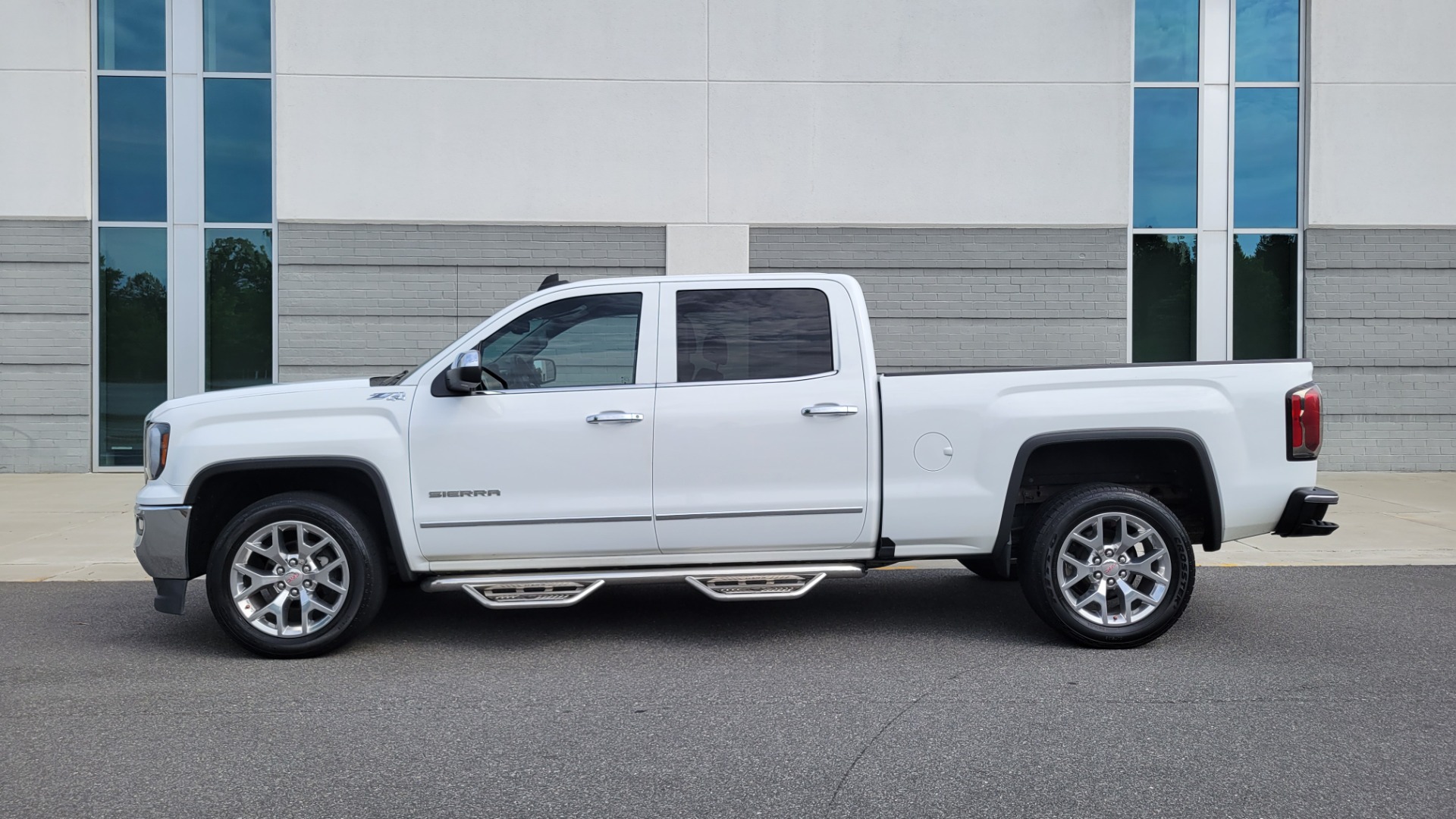 Used 2016 GMC SIERRA 1500 SLT 4X4 Z71 CREWCAB / NAV / BOSE / HTS STS & STRNG WHL / CAMERA for sale $29,695 at Formula Imports in Charlotte NC 28227 4
