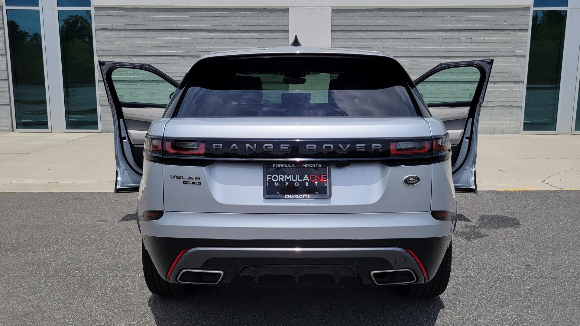 Used 2018 Land Rover RANGE ROVER VELAR R-DYNAMIC / NAV / MERIDIAN / SUNROOF / CAMERA for sale $58,995 at Formula Imports in Charlotte NC 28227 10