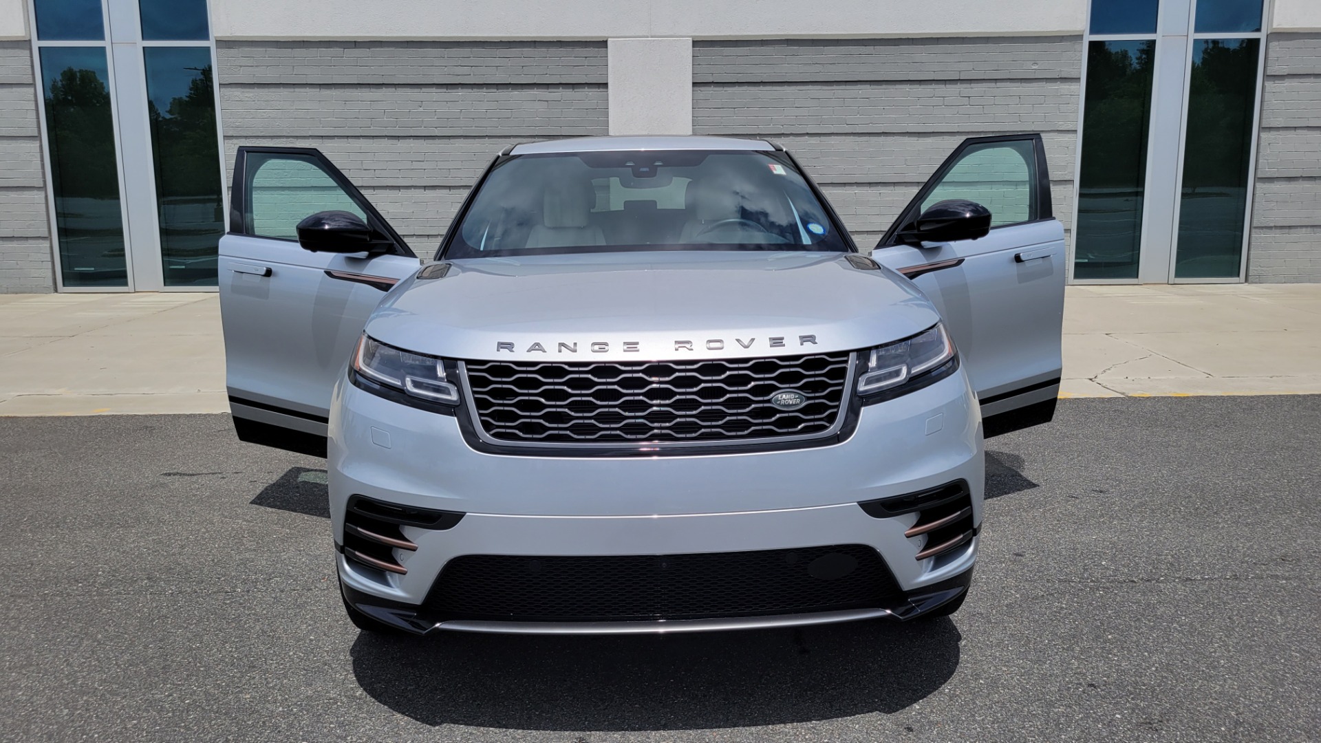 Used 2018 Land Rover RANGE ROVER VELAR R-DYNAMIC / NAV / MERIDIAN / SUNROOF / CAMERA for sale $58,995 at Formula Imports in Charlotte NC 28227 11