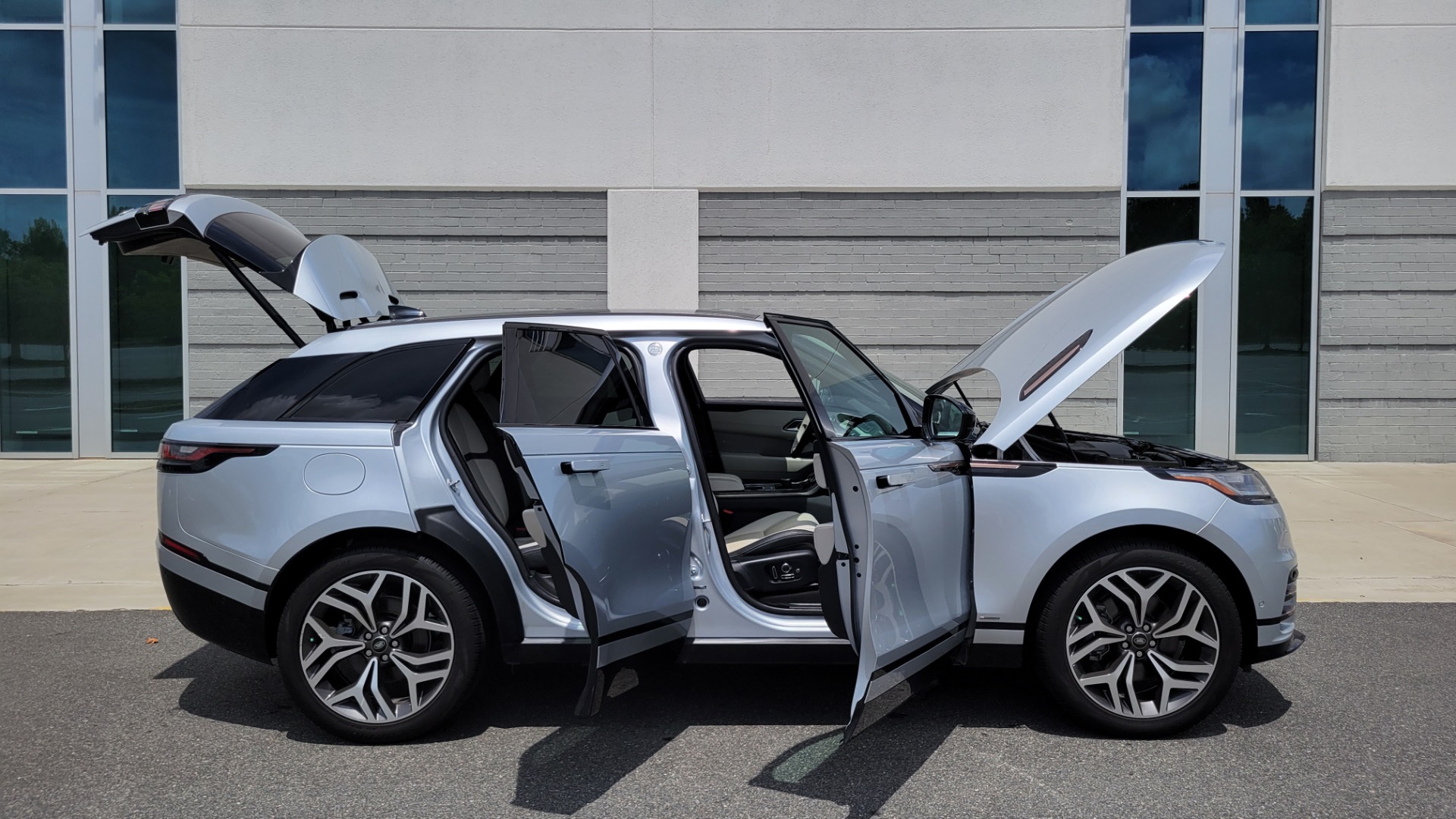 Used 2018 Land Rover RANGE ROVER VELAR R-DYNAMIC / NAV / MERIDIAN / SUNROOF / CAMERA for sale Sold at Formula Imports in Charlotte NC 28227 16