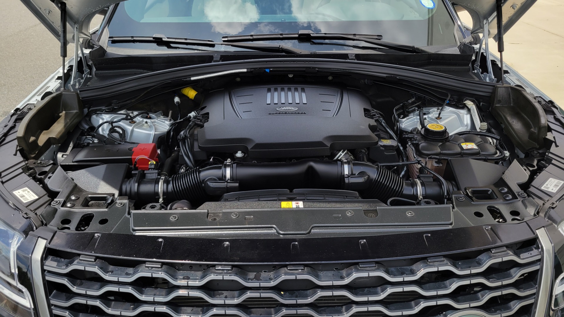 Used 2018 Land Rover RANGE ROVER VELAR R-DYNAMIC / NAV / MERIDIAN / SUNROOF / CAMERA for sale $58,995 at Formula Imports in Charlotte NC 28227 17