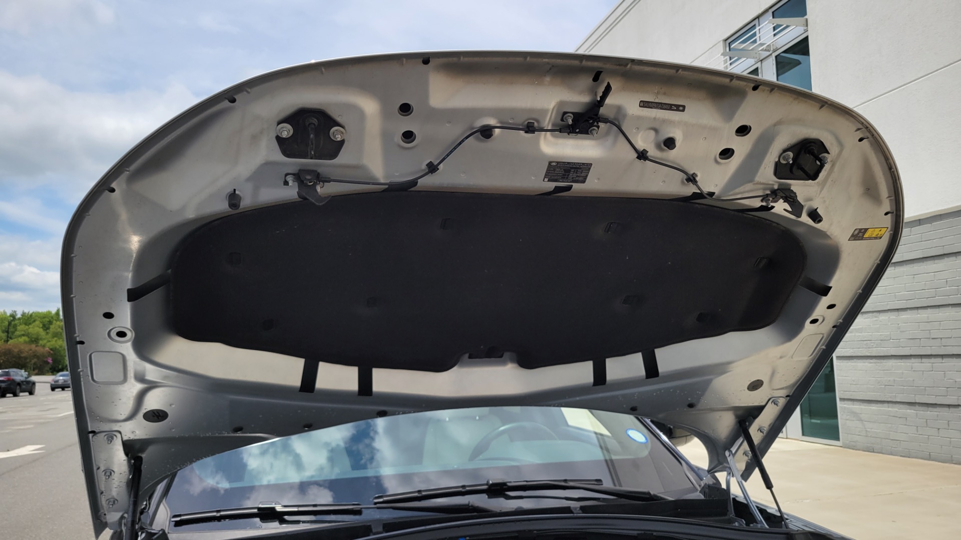 Used 2018 Land Rover RANGE ROVER VELAR R-DYNAMIC / NAV / MERIDIAN / SUNROOF / CAMERA for sale $58,995 at Formula Imports in Charlotte NC 28227 19