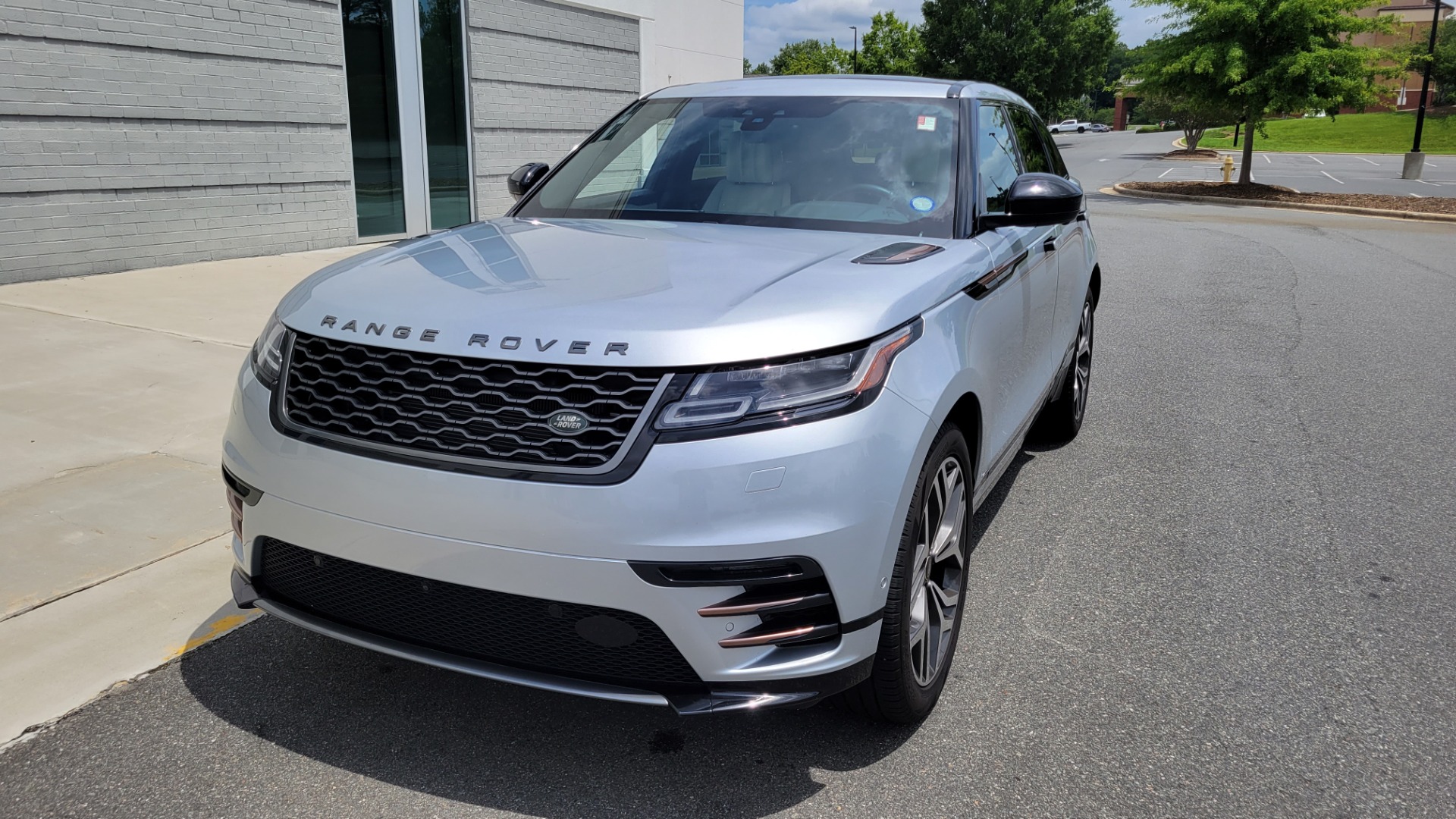 Used 2018 Land Rover RANGE ROVER VELAR R-DYNAMIC / NAV / MERIDIAN / SUNROOF / CAMERA for sale $58,995 at Formula Imports in Charlotte NC 28227 2