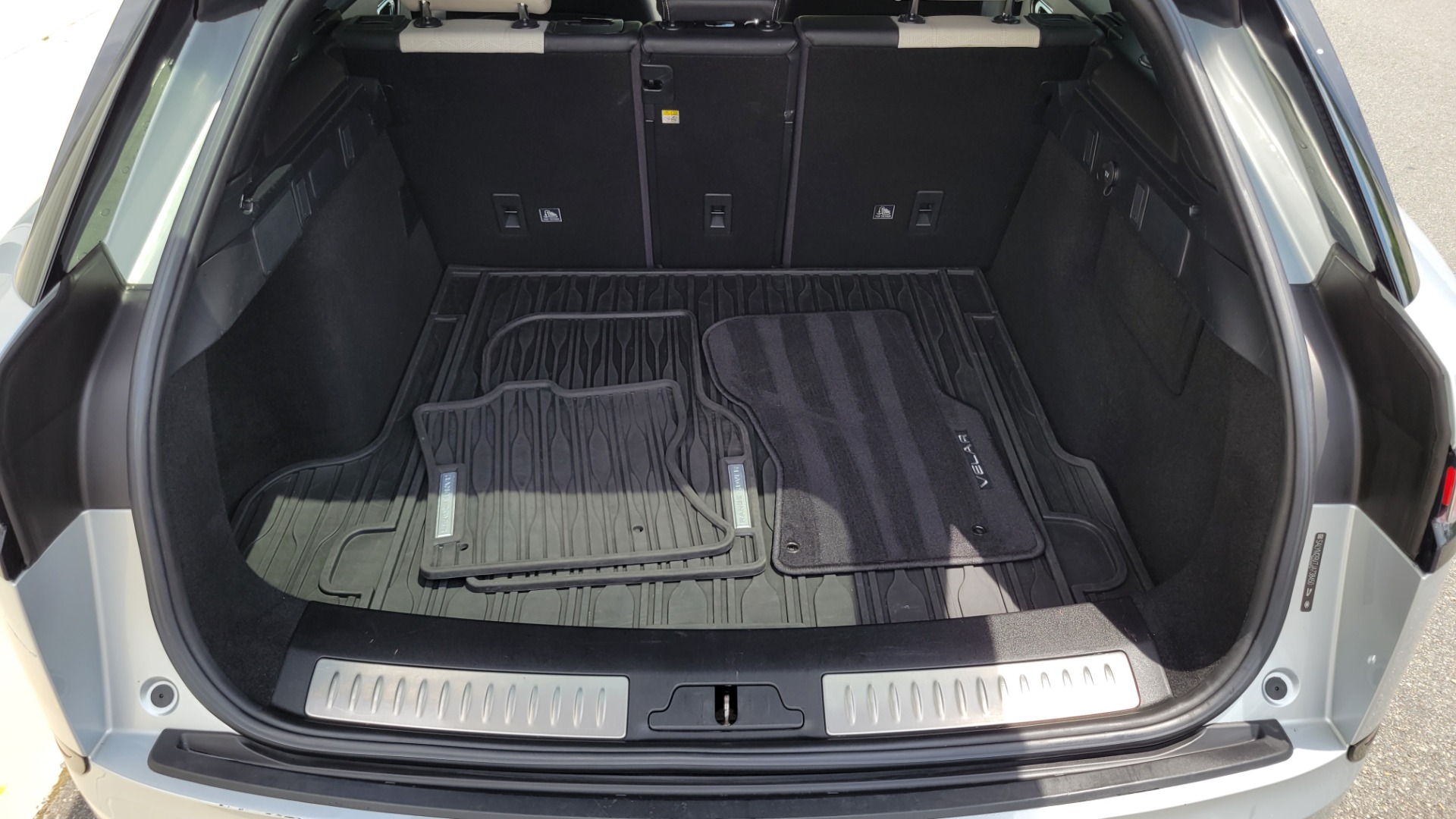 Used 2018 Land Rover RANGE ROVER VELAR R-DYNAMIC / NAV / MERIDIAN / SUNROOF / CAMERA for sale $58,995 at Formula Imports in Charlotte NC 28227 21