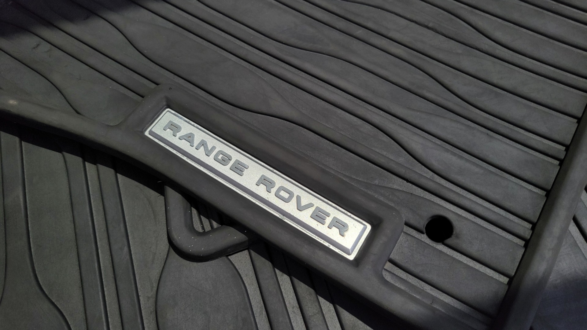 Used 2018 Land Rover RANGE ROVER VELAR R-DYNAMIC / NAV / MERIDIAN / SUNROOF / CAMERA for sale $58,995 at Formula Imports in Charlotte NC 28227 22