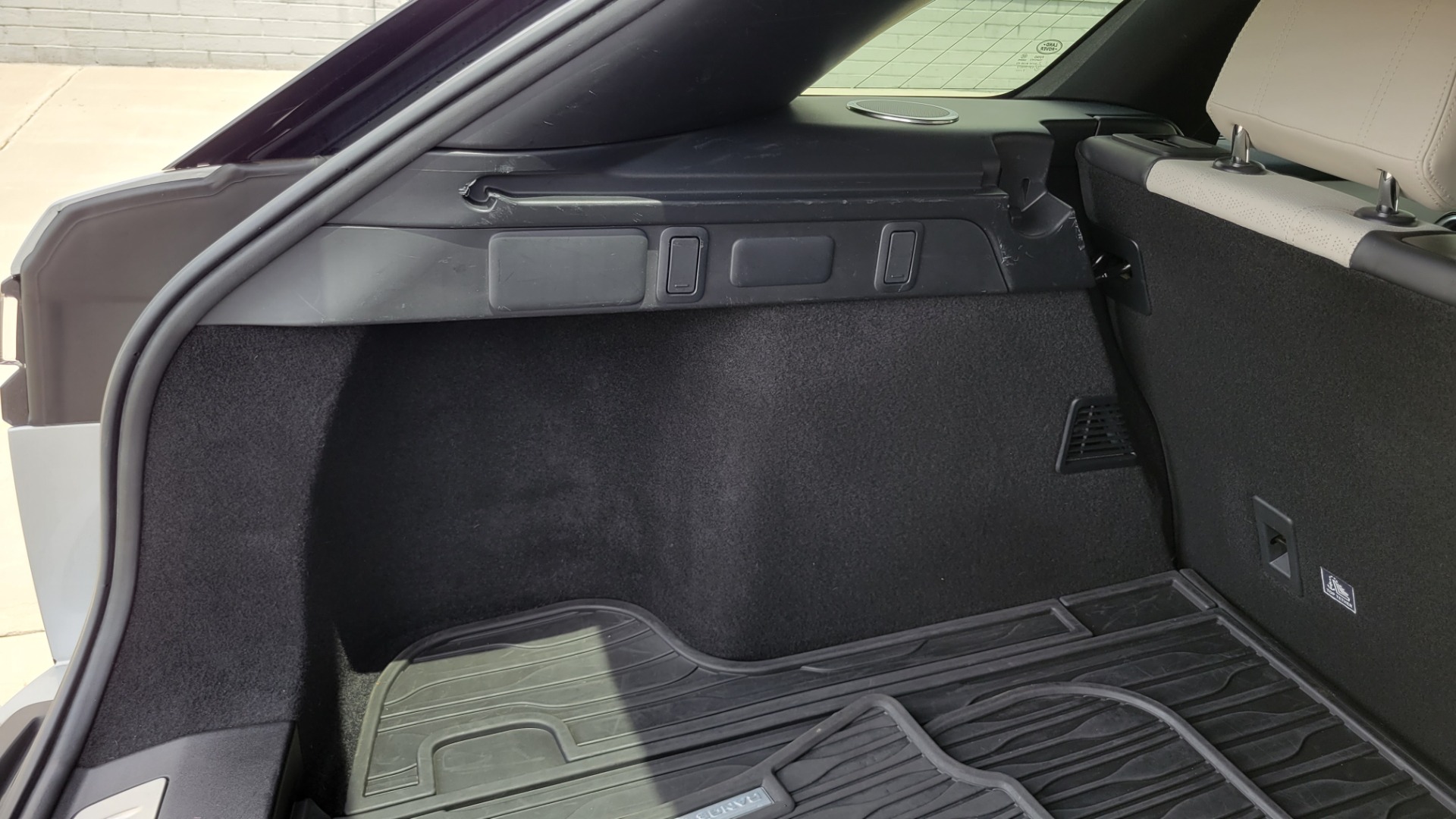 Used 2018 Land Rover RANGE ROVER VELAR R-DYNAMIC / NAV / MERIDIAN / SUNROOF / CAMERA for sale $58,995 at Formula Imports in Charlotte NC 28227 24