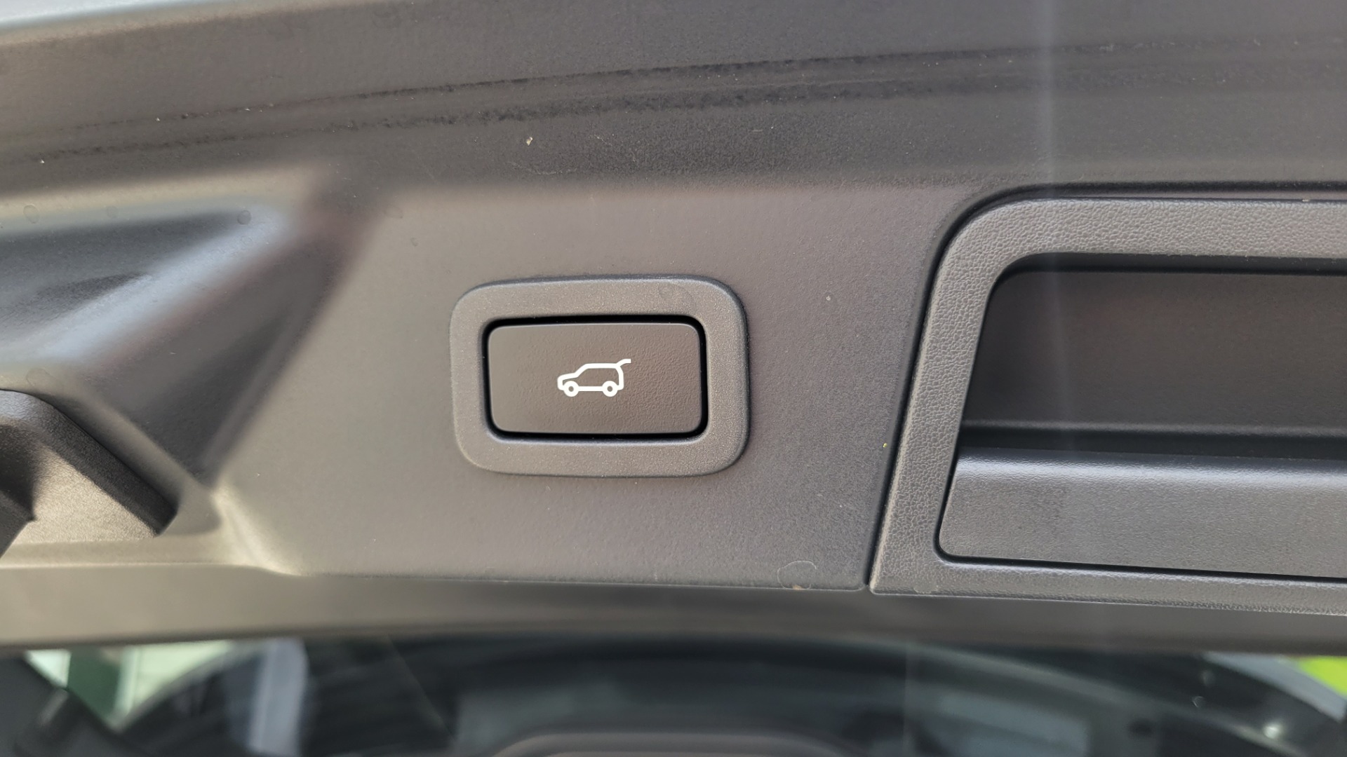 Used 2018 Land Rover RANGE ROVER VELAR R-DYNAMIC / NAV / MERIDIAN / SUNROOF / CAMERA for sale $58,995 at Formula Imports in Charlotte NC 28227 29