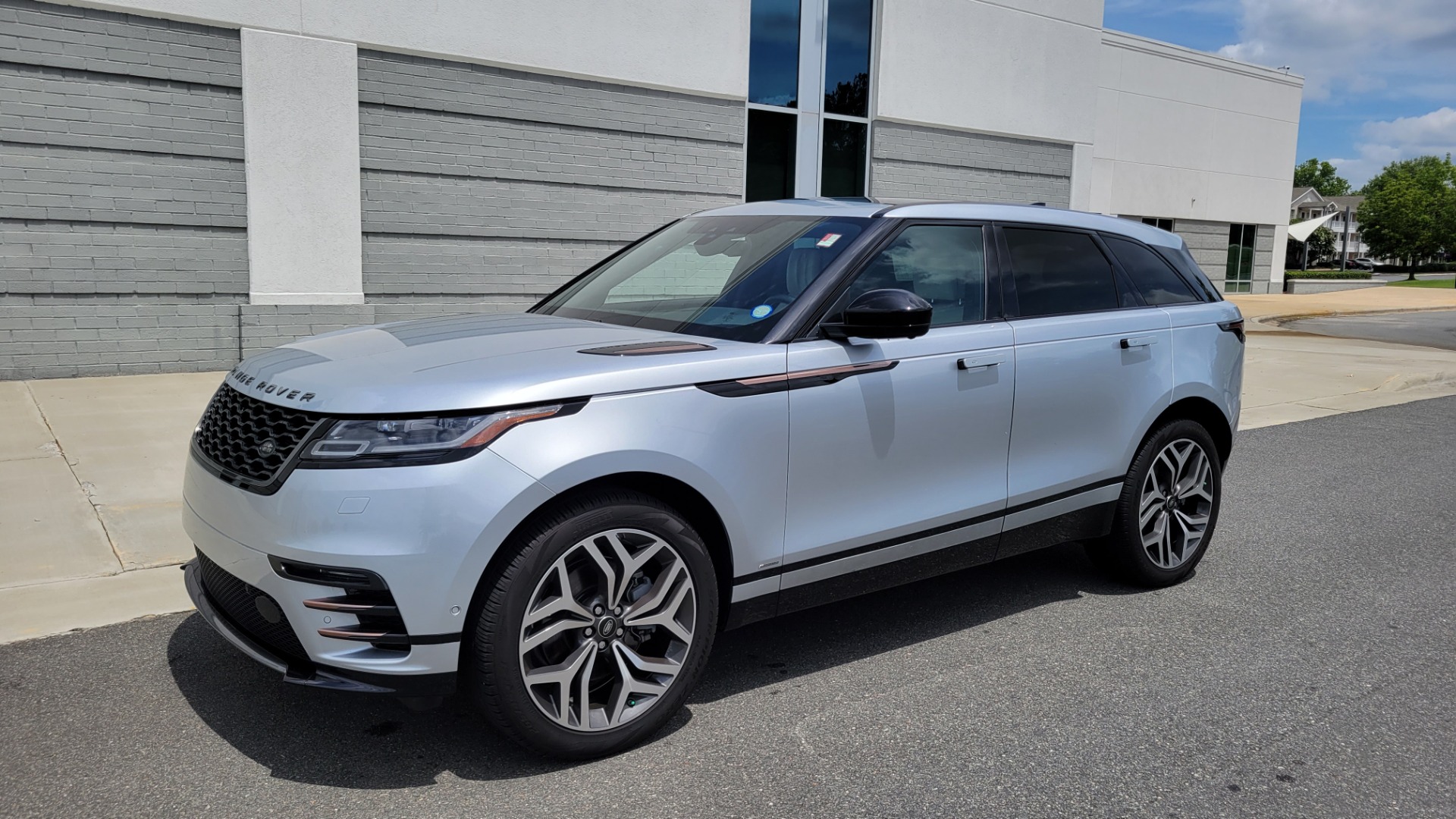 Used 2018 Land Rover RANGE ROVER VELAR R-DYNAMIC / NAV / MERIDIAN / SUNROOF / CAMERA for sale Sold at Formula Imports in Charlotte NC 28227 3