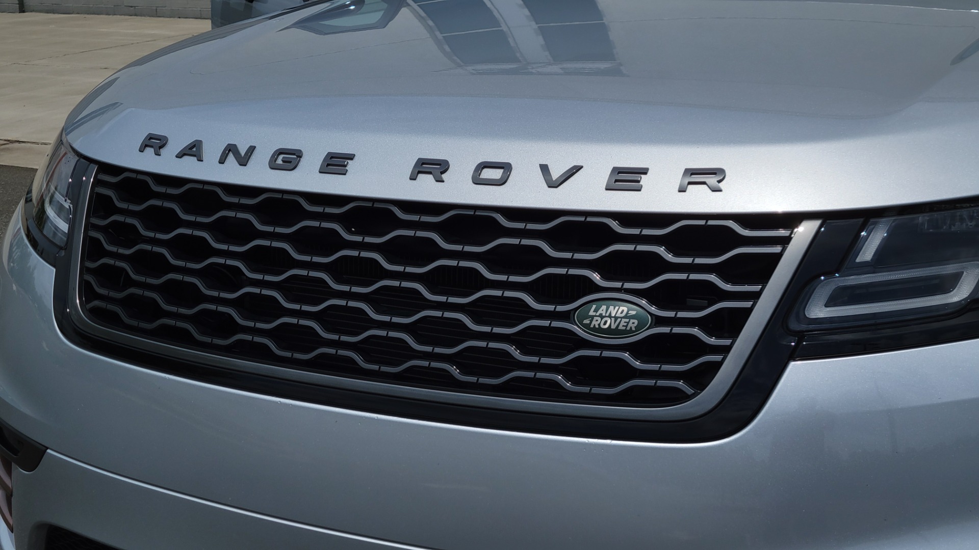 Used 2018 Land Rover RANGE ROVER VELAR R-DYNAMIC / NAV / MERIDIAN / SUNROOF / CAMERA for sale $58,995 at Formula Imports in Charlotte NC 28227 32