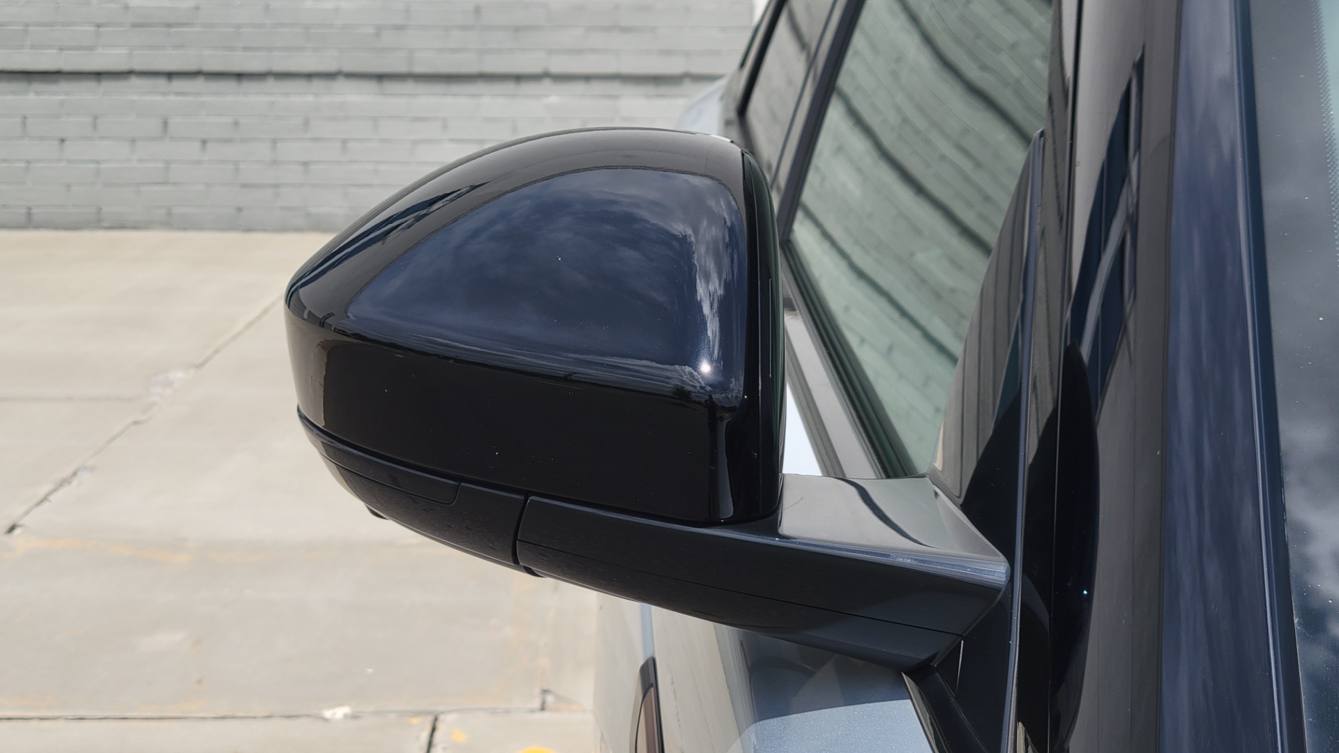 Used 2018 Land Rover RANGE ROVER VELAR R-DYNAMIC / NAV / MERIDIAN / SUNROOF / CAMERA for sale $58,995 at Formula Imports in Charlotte NC 28227 33