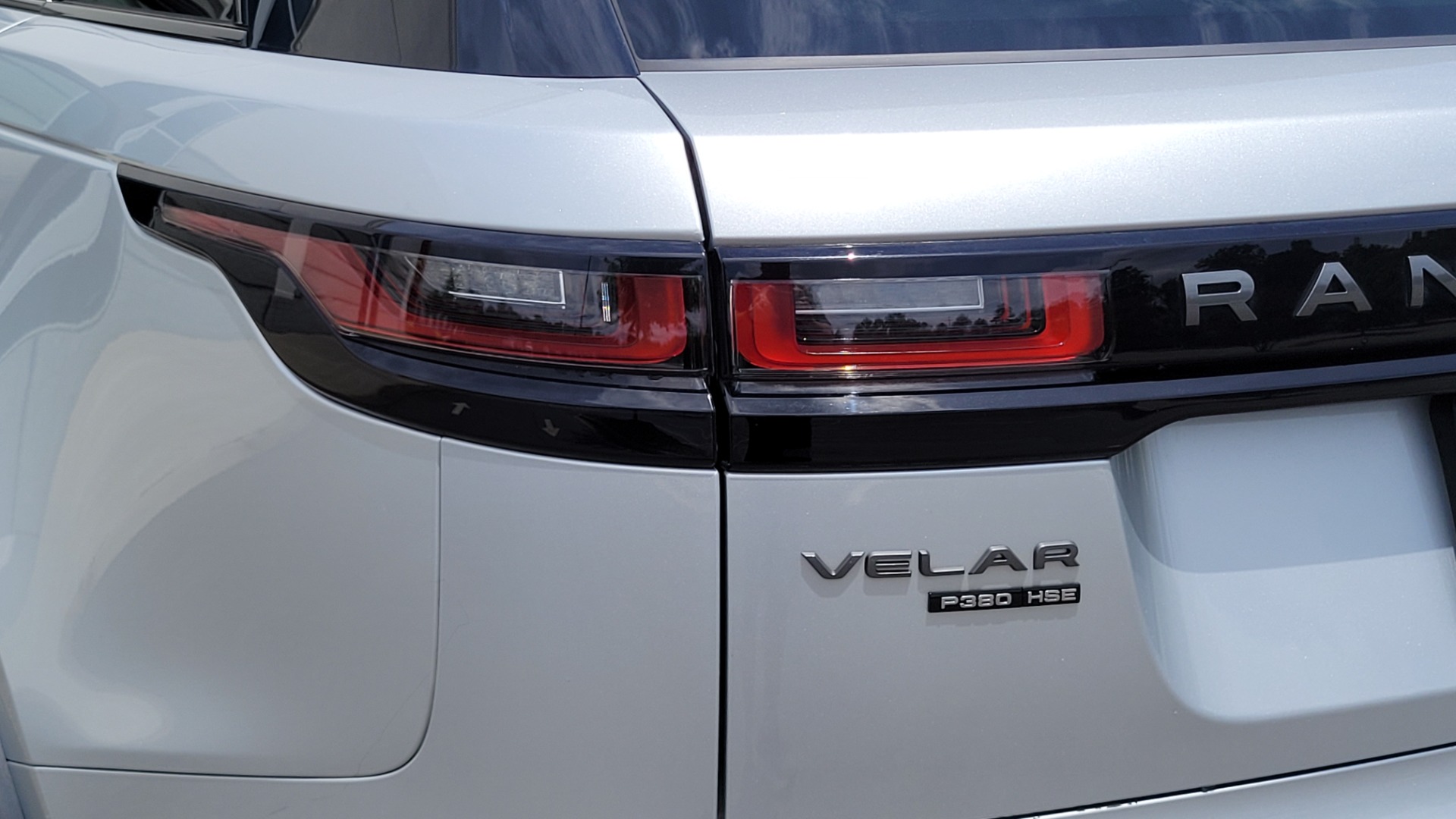 Used 2018 Land Rover RANGE ROVER VELAR R-DYNAMIC / NAV / MERIDIAN / SUNROOF / CAMERA for sale Sold at Formula Imports in Charlotte NC 28227 36