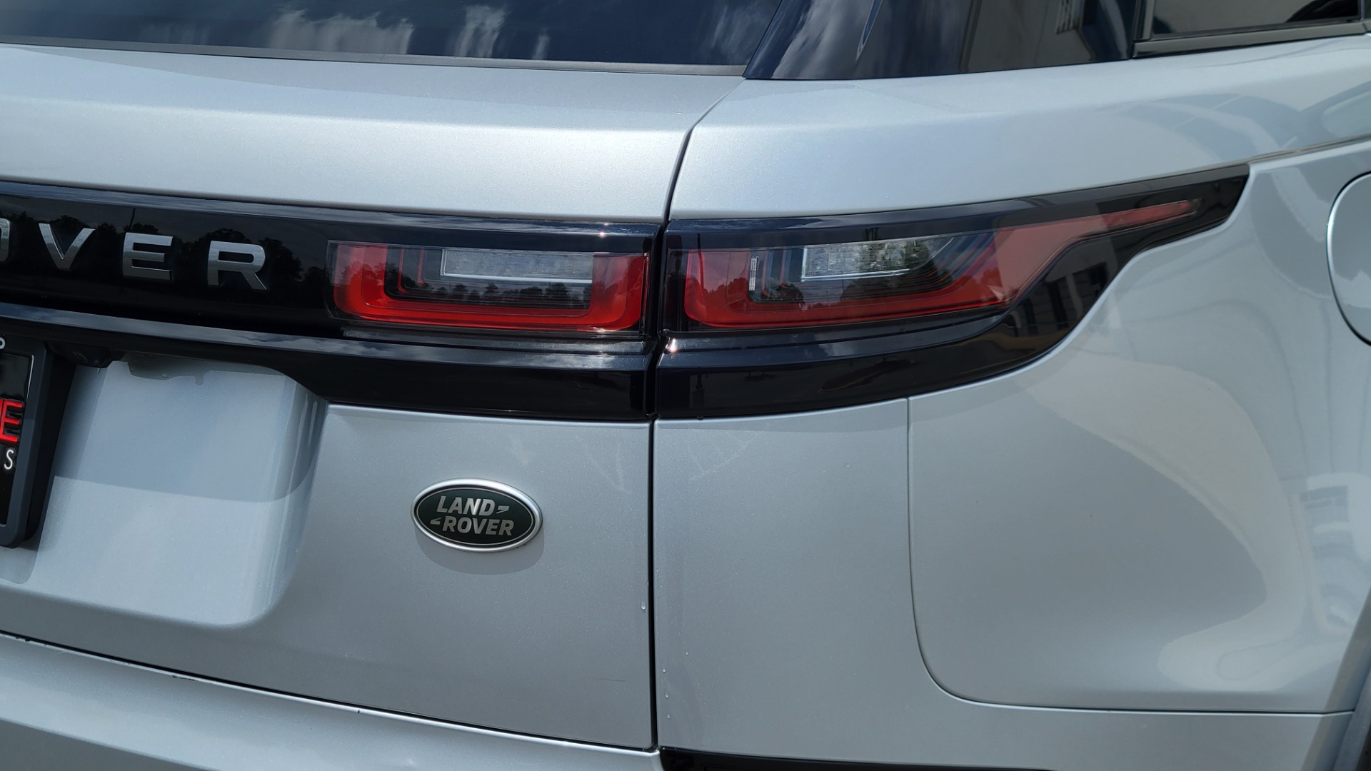 Used 2018 Land Rover RANGE ROVER VELAR R-DYNAMIC / NAV / MERIDIAN / SUNROOF / CAMERA for sale $58,995 at Formula Imports in Charlotte NC 28227 37