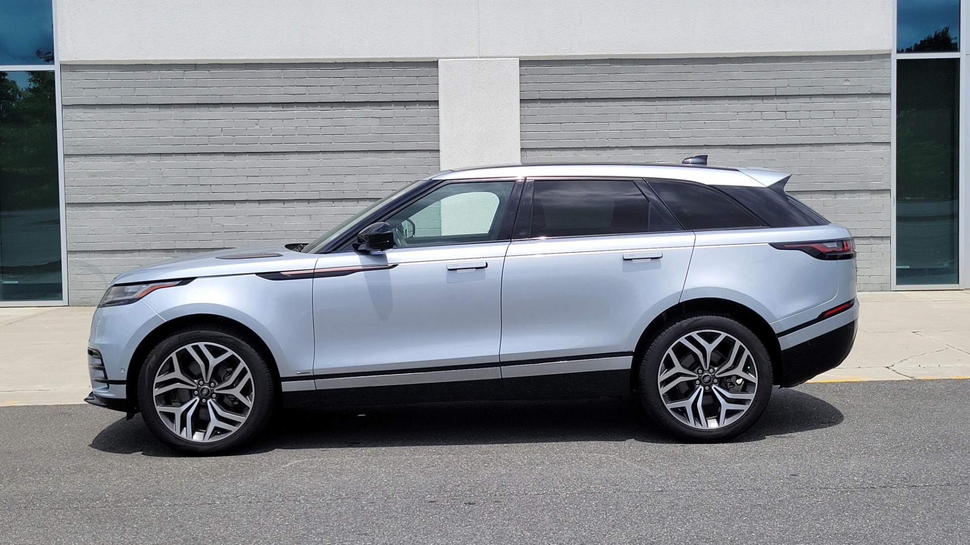 Used 2018 Land Rover RANGE ROVER VELAR R-DYNAMIC / NAV / MERIDIAN / SUNROOF / CAMERA for sale Sold at Formula Imports in Charlotte NC 28227 4