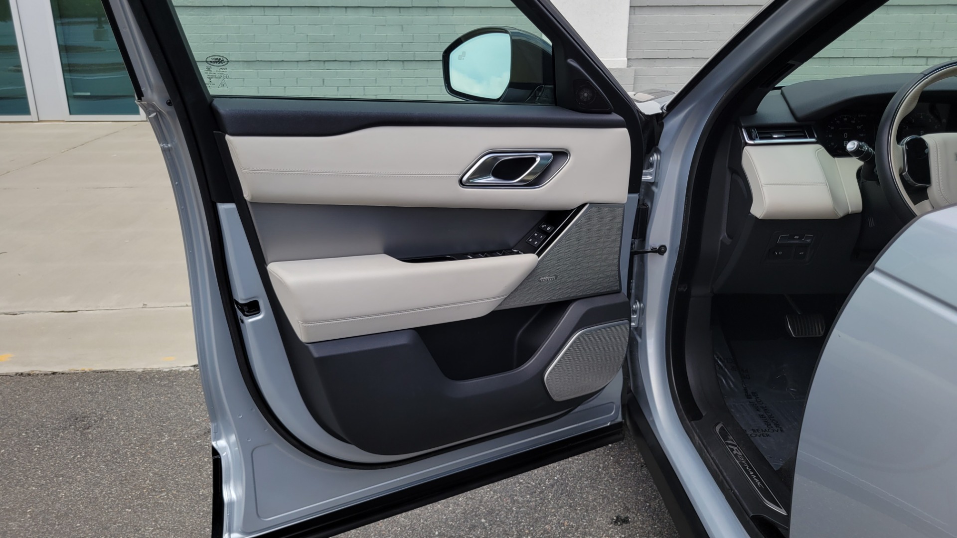 Used 2018 Land Rover RANGE ROVER VELAR R-DYNAMIC / NAV / MERIDIAN / SUNROOF / CAMERA for sale $58,995 at Formula Imports in Charlotte NC 28227 40