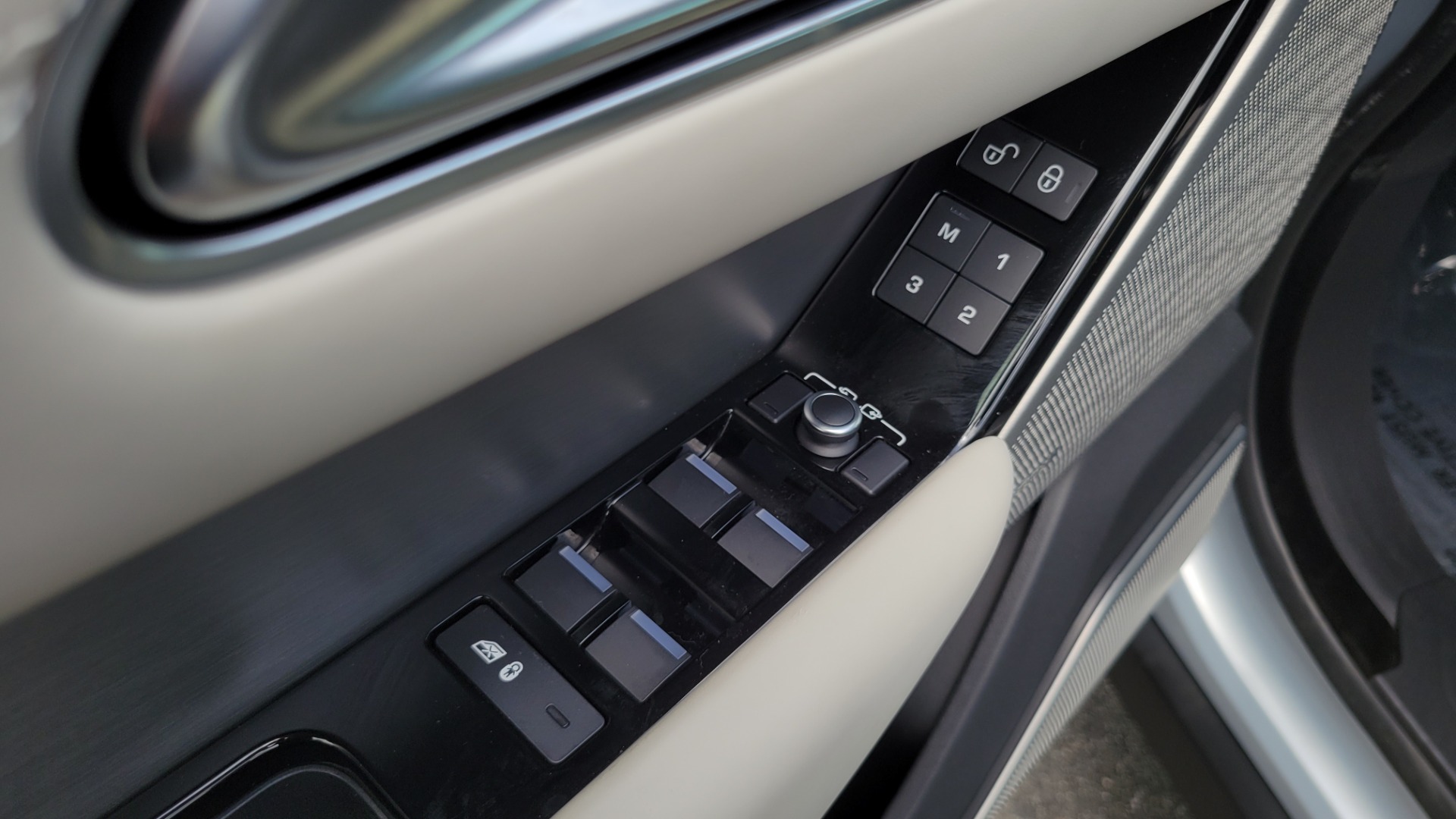 Used 2018 Land Rover RANGE ROVER VELAR R-DYNAMIC / NAV / MERIDIAN / SUNROOF / CAMERA for sale Sold at Formula Imports in Charlotte NC 28227 41