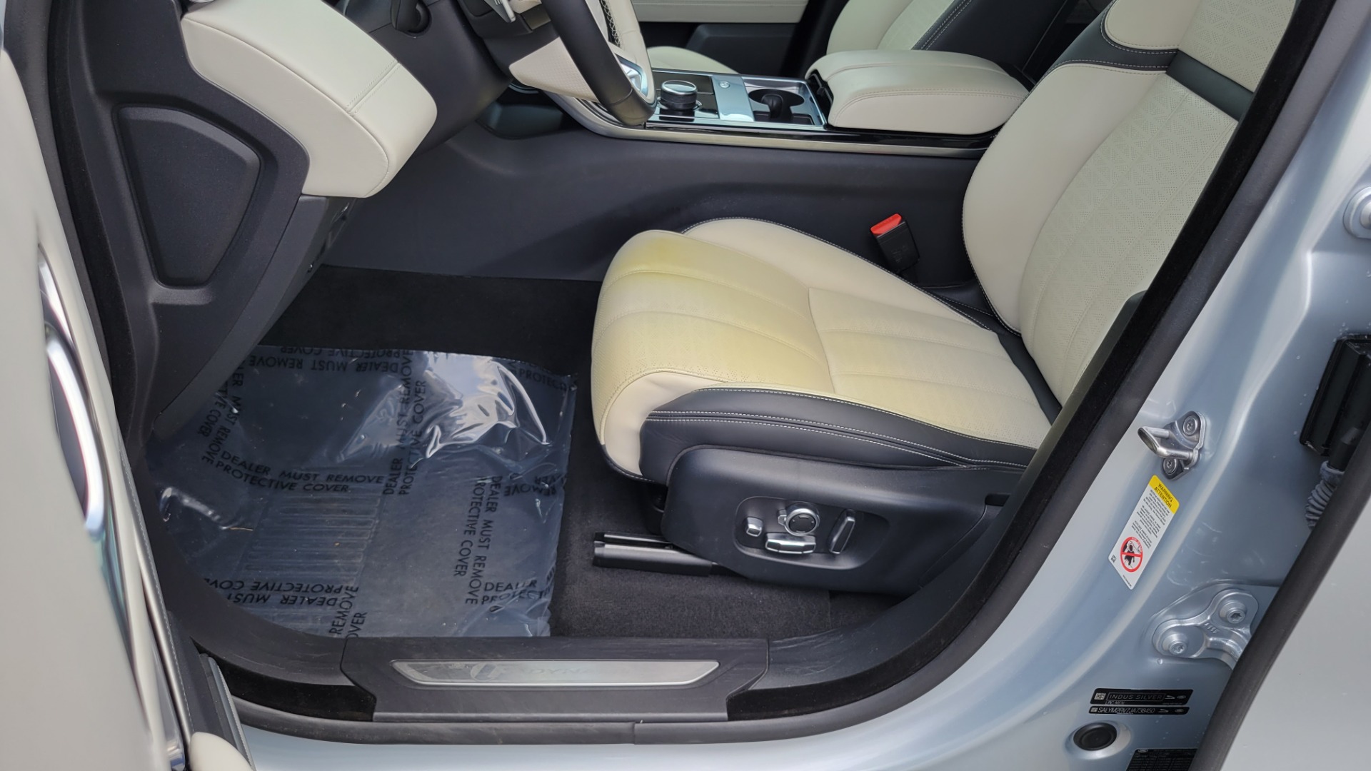 Used 2018 Land Rover RANGE ROVER VELAR R-DYNAMIC / NAV / MERIDIAN / SUNROOF / CAMERA for sale Sold at Formula Imports in Charlotte NC 28227 44