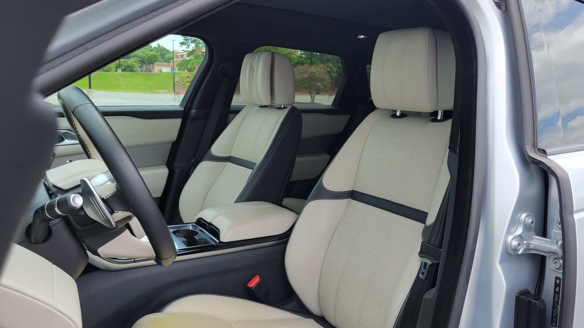 Used 2018 Land Rover RANGE ROVER VELAR R-DYNAMIC / NAV / MERIDIAN / SUNROOF / CAMERA for sale Sold at Formula Imports in Charlotte NC 28227 45
