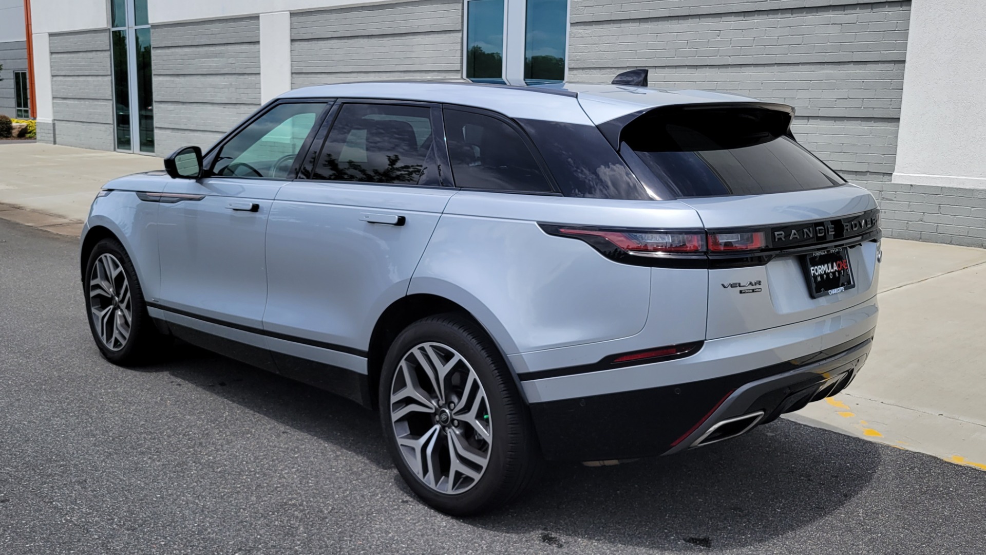 Used 2018 Land Rover RANGE ROVER VELAR R-DYNAMIC / NAV / MERIDIAN / SUNROOF / CAMERA for sale $58,995 at Formula Imports in Charlotte NC 28227 5