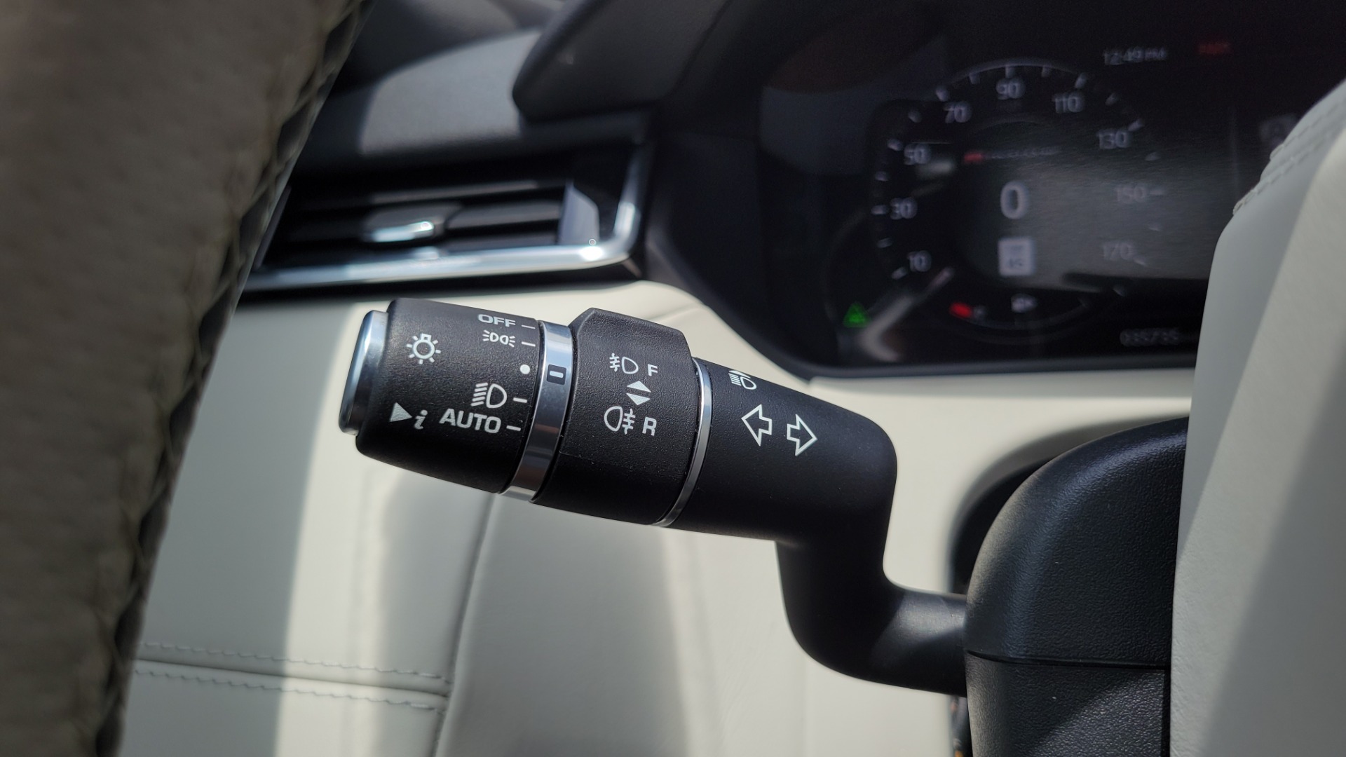Used 2018 Land Rover RANGE ROVER VELAR R-DYNAMIC / NAV / MERIDIAN / SUNROOF / CAMERA for sale $58,995 at Formula Imports in Charlotte NC 28227 50