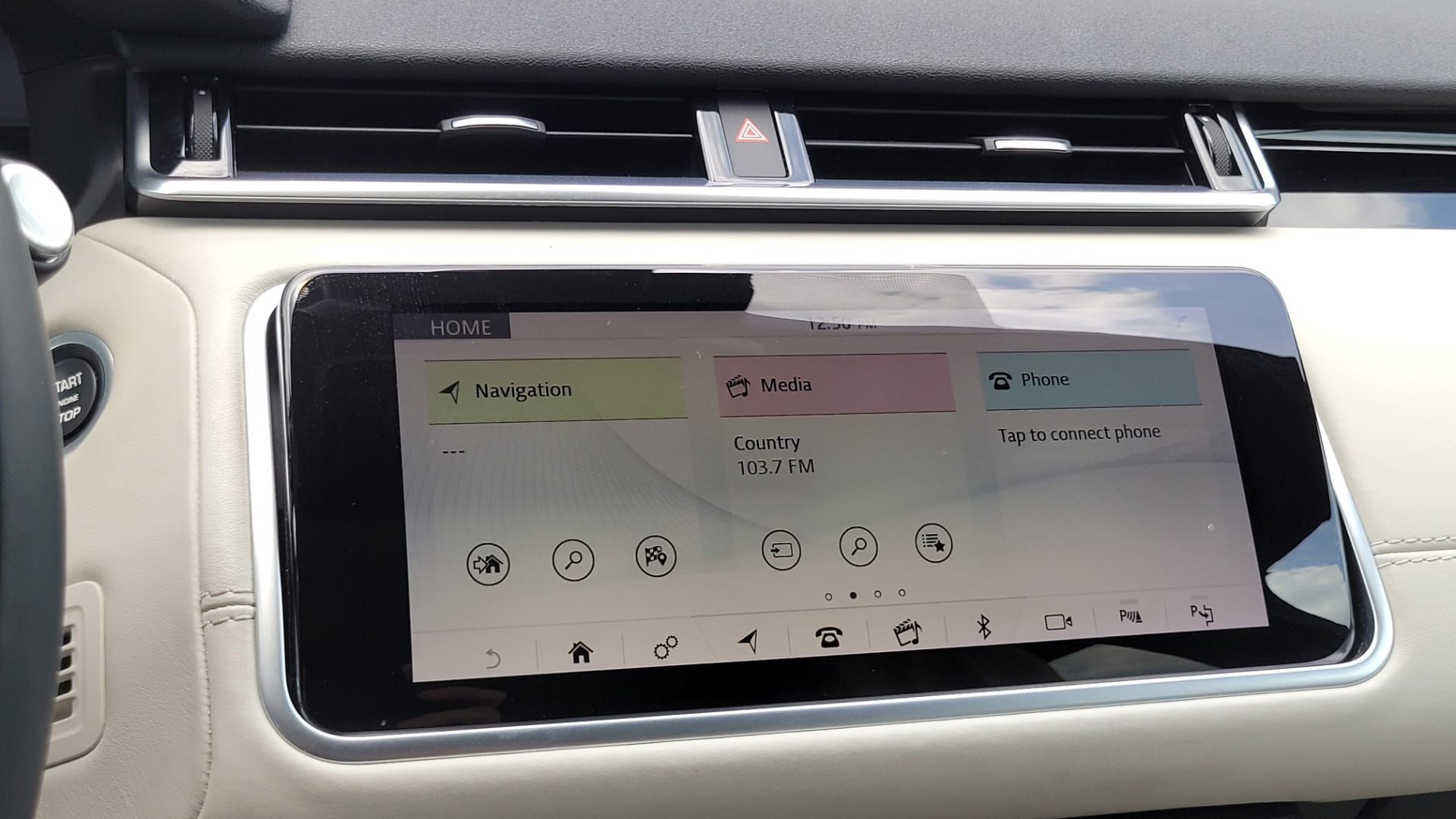 Used 2018 Land Rover RANGE ROVER VELAR R-DYNAMIC / NAV / MERIDIAN / SUNROOF / CAMERA for sale $58,995 at Formula Imports in Charlotte NC 28227 55