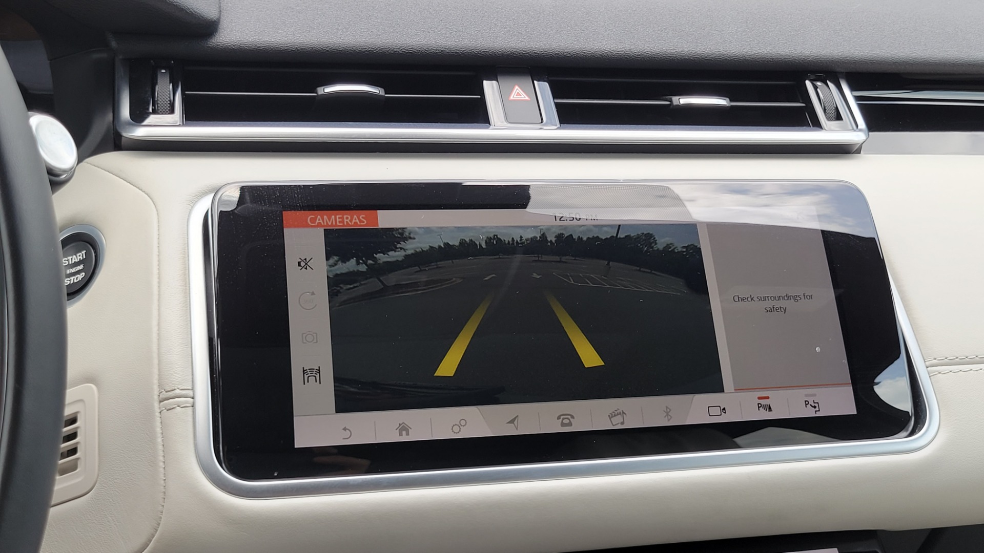 Used 2018 Land Rover RANGE ROVER VELAR R-DYNAMIC / NAV / MERIDIAN / SUNROOF / CAMERA for sale $58,995 at Formula Imports in Charlotte NC 28227 56