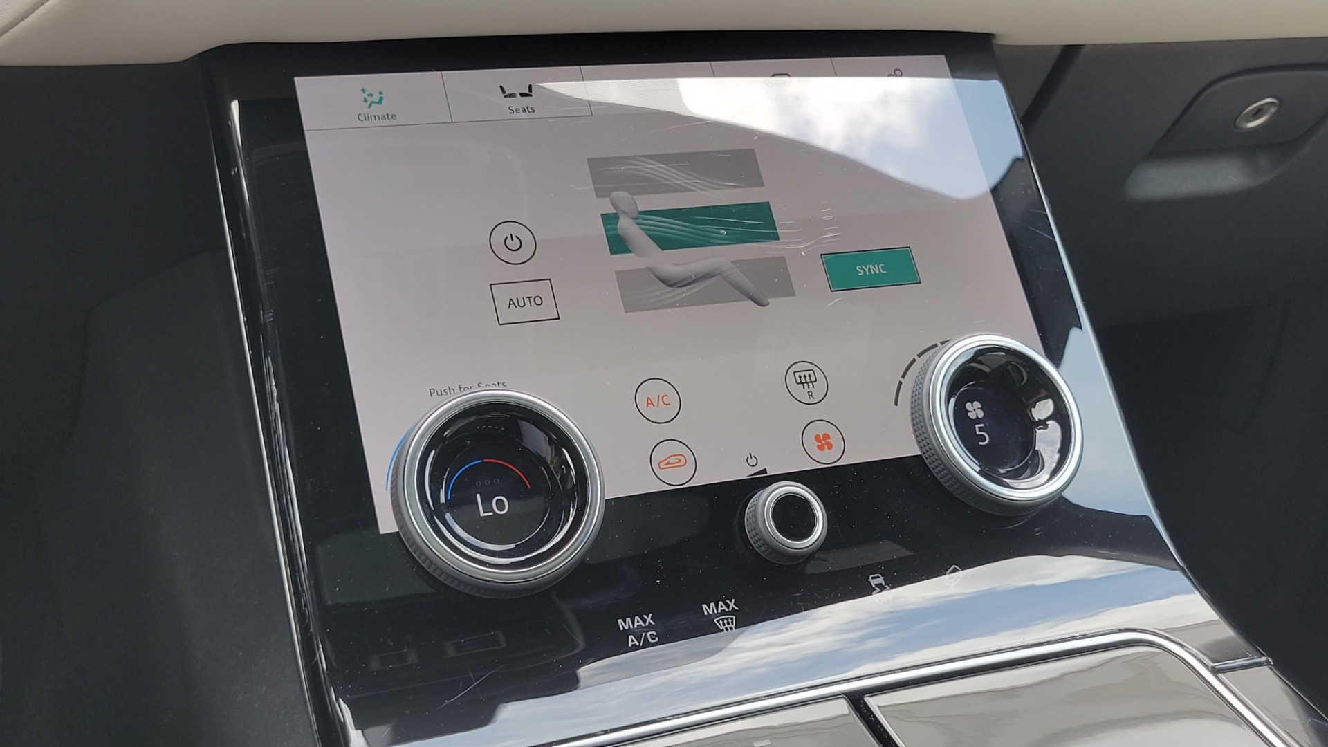 Used 2018 Land Rover RANGE ROVER VELAR R-DYNAMIC / NAV / MERIDIAN / SUNROOF / CAMERA for sale $58,995 at Formula Imports in Charlotte NC 28227 58