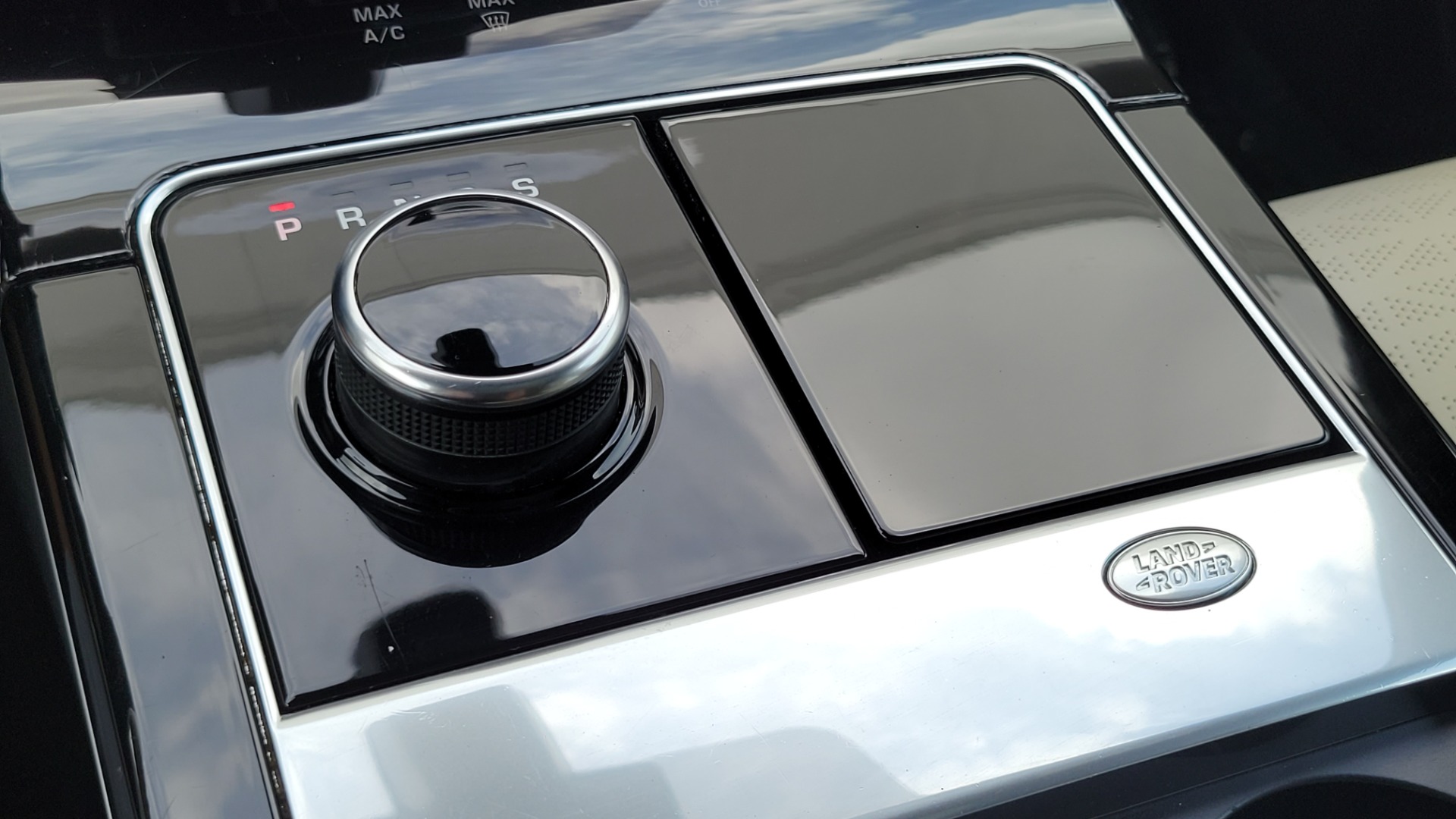 Used 2018 Land Rover RANGE ROVER VELAR R-DYNAMIC / NAV / MERIDIAN / SUNROOF / CAMERA for sale $58,995 at Formula Imports in Charlotte NC 28227 59