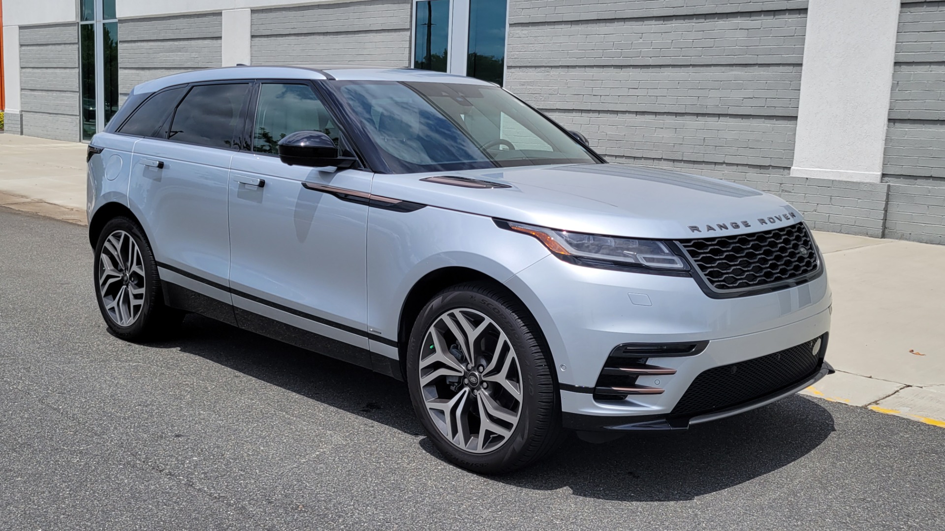 Used 2018 Land Rover RANGE ROVER VELAR R-DYNAMIC / NAV / MERIDIAN / SUNROOF / CAMERA for sale $58,995 at Formula Imports in Charlotte NC 28227 6