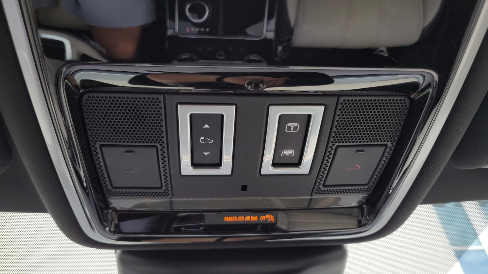 Used 2018 Land Rover RANGE ROVER VELAR R-DYNAMIC / NAV / MERIDIAN / SUNROOF / CAMERA for sale Sold at Formula Imports in Charlotte NC 28227 64