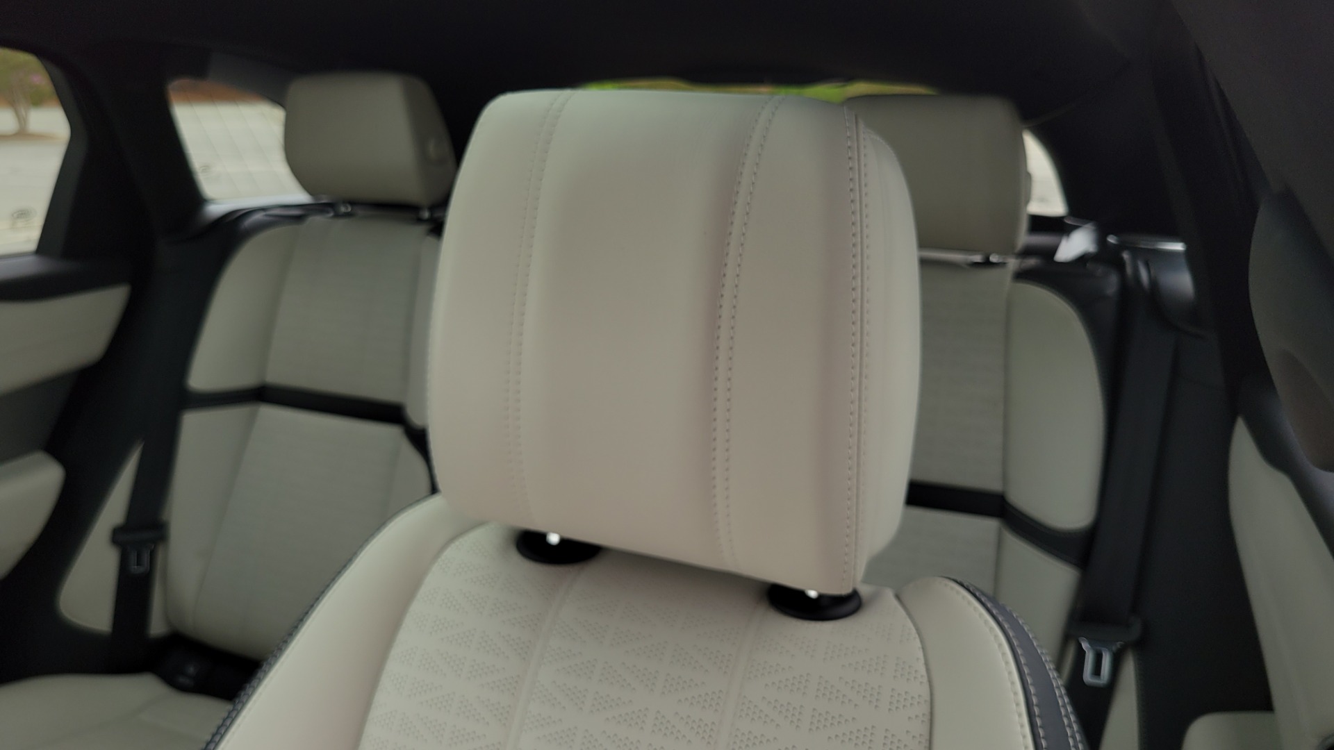 Used 2018 Land Rover RANGE ROVER VELAR R-DYNAMIC / NAV / MERIDIAN / SUNROOF / CAMERA for sale Sold at Formula Imports in Charlotte NC 28227 65