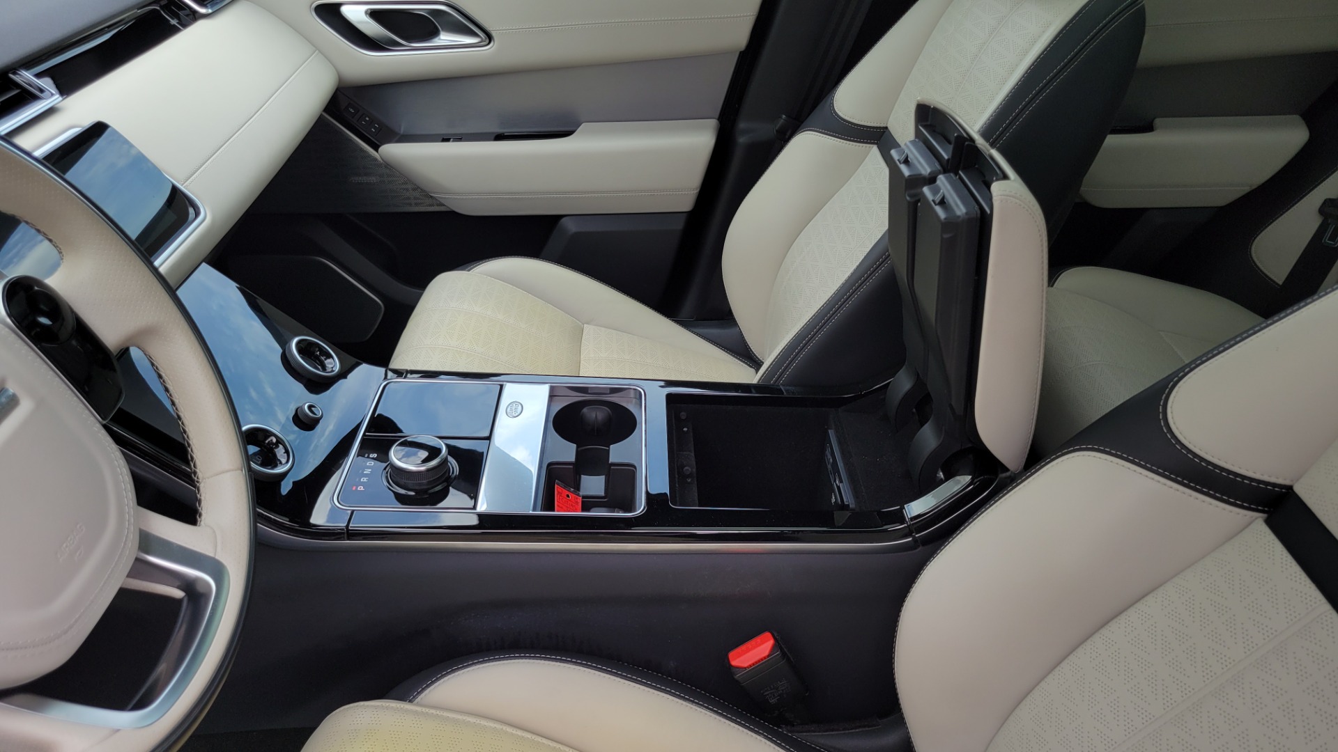Used 2018 Land Rover RANGE ROVER VELAR R-DYNAMIC / NAV / MERIDIAN / SUNROOF / CAMERA for sale Sold at Formula Imports in Charlotte NC 28227 66