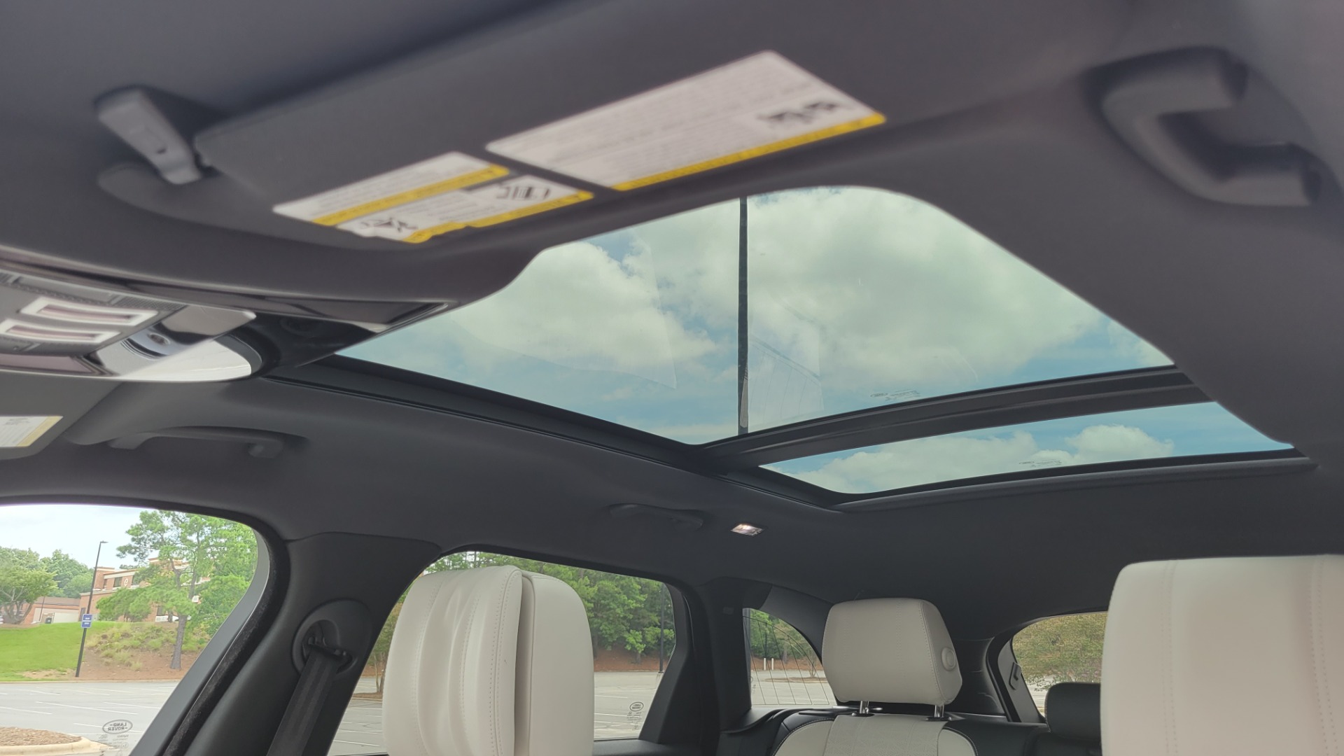 Used 2018 Land Rover RANGE ROVER VELAR R-DYNAMIC / NAV / MERIDIAN / SUNROOF / CAMERA for sale $58,995 at Formula Imports in Charlotte NC 28227 68
