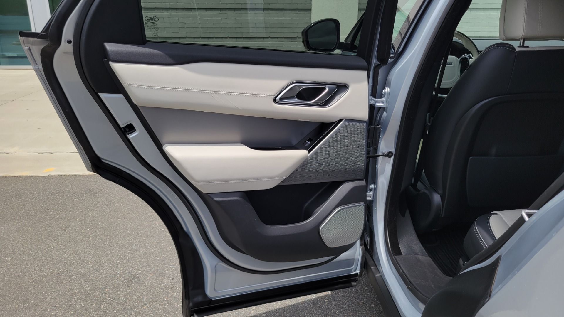 Used 2018 Land Rover RANGE ROVER VELAR R-DYNAMIC / NAV / MERIDIAN / SUNROOF / CAMERA for sale Sold at Formula Imports in Charlotte NC 28227 69