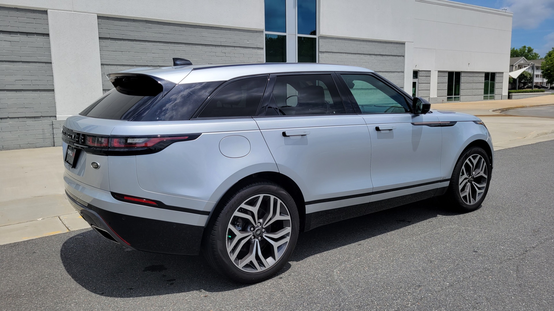 Used 2018 Land Rover RANGE ROVER VELAR R-DYNAMIC / NAV / MERIDIAN / SUNROOF / CAMERA for sale Sold at Formula Imports in Charlotte NC 28227 7