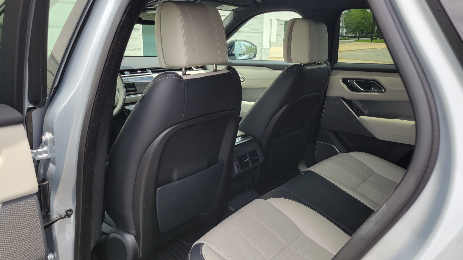 Used 2018 Land Rover RANGE ROVER VELAR R-DYNAMIC / NAV / MERIDIAN / SUNROOF / CAMERA for sale $58,995 at Formula Imports in Charlotte NC 28227 71