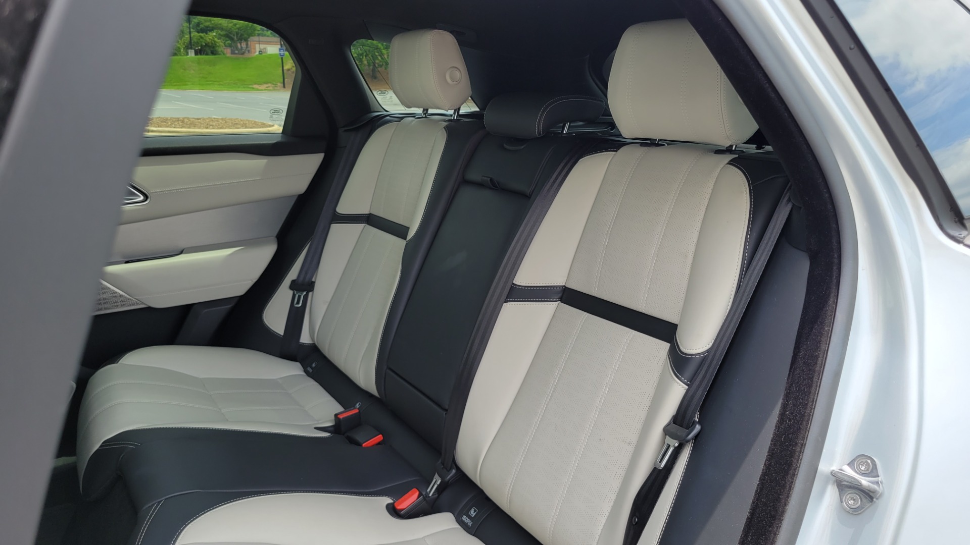 Used 2018 Land Rover RANGE ROVER VELAR R-DYNAMIC / NAV / MERIDIAN / SUNROOF / CAMERA for sale Sold at Formula Imports in Charlotte NC 28227 72