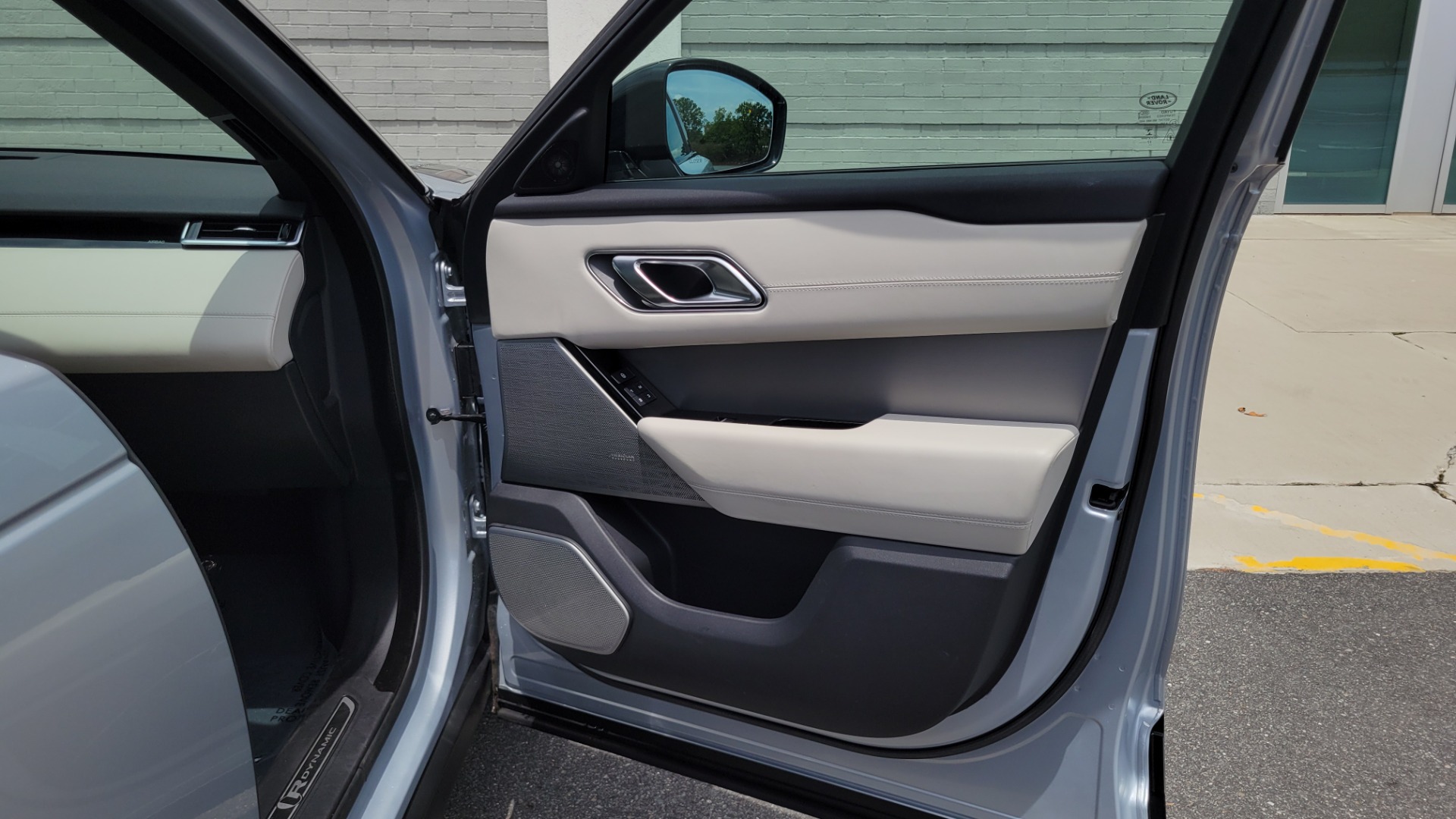 Used 2018 Land Rover RANGE ROVER VELAR R-DYNAMIC / NAV / MERIDIAN / SUNROOF / CAMERA for sale $58,995 at Formula Imports in Charlotte NC 28227 74