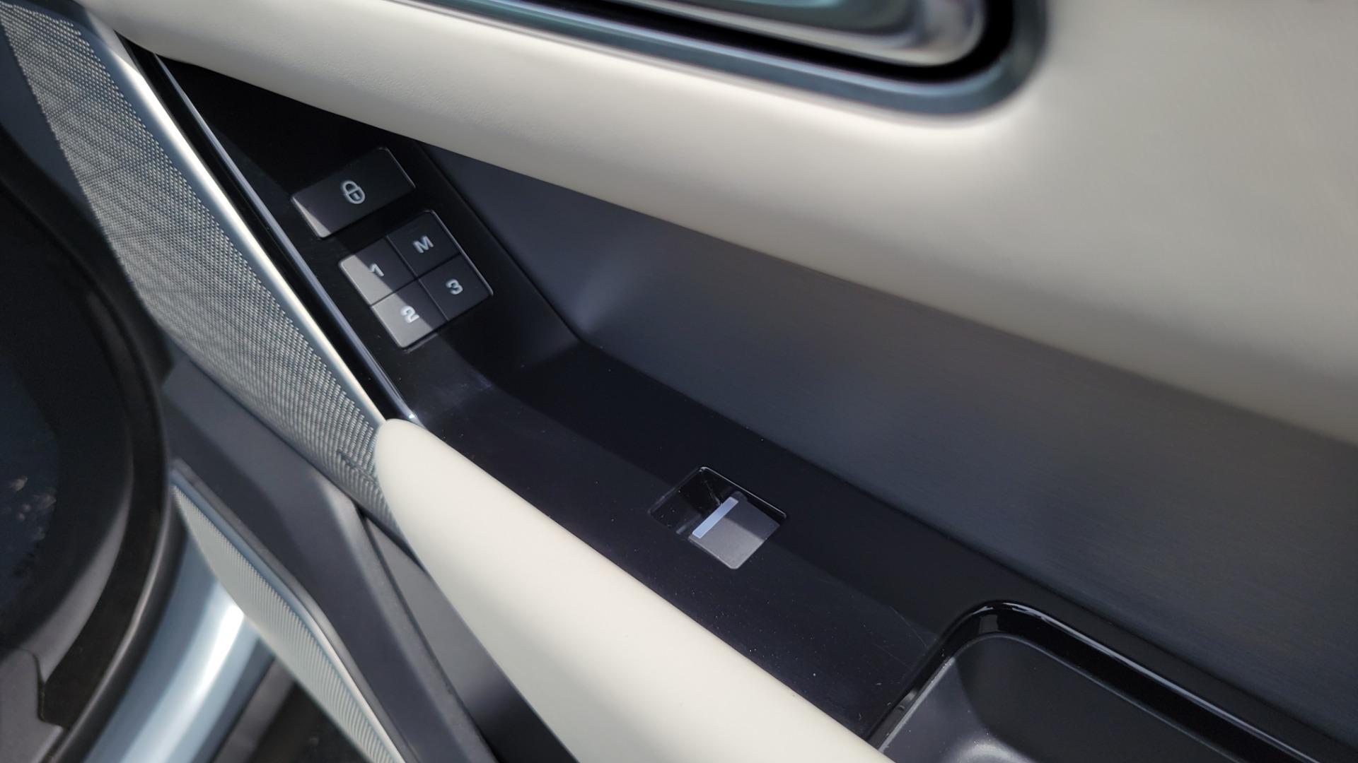 Used 2018 Land Rover RANGE ROVER VELAR R-DYNAMIC / NAV / MERIDIAN / SUNROOF / CAMERA for sale Sold at Formula Imports in Charlotte NC 28227 75