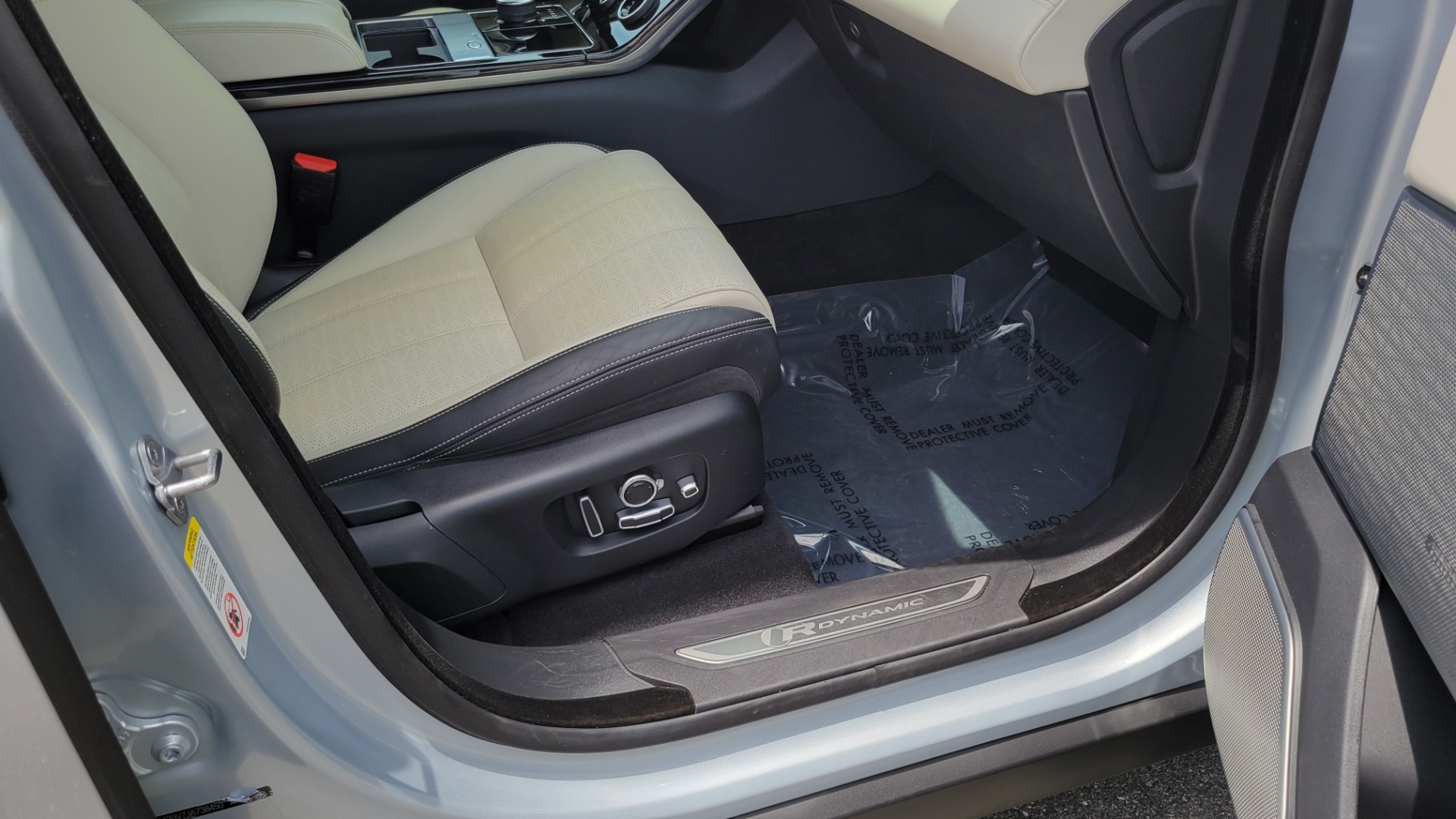 Used 2018 Land Rover RANGE ROVER VELAR R-DYNAMIC / NAV / MERIDIAN / SUNROOF / CAMERA for sale $58,995 at Formula Imports in Charlotte NC 28227 76