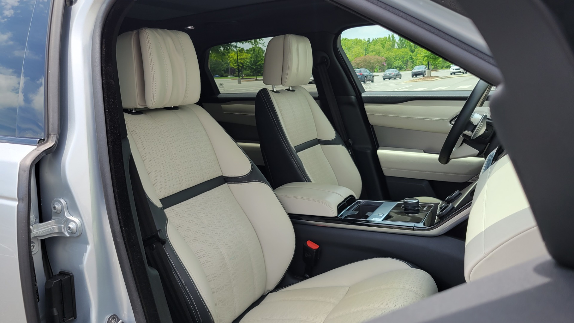 Used 2018 Land Rover RANGE ROVER VELAR R-DYNAMIC / NAV / MERIDIAN / SUNROOF / CAMERA for sale $58,995 at Formula Imports in Charlotte NC 28227 77