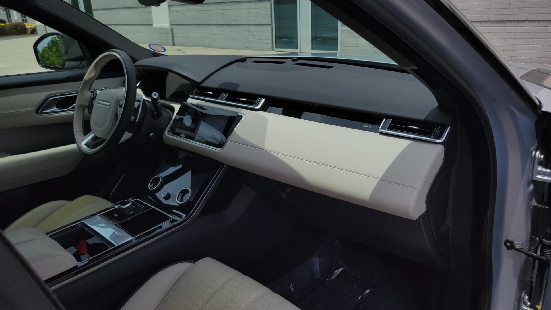 Used 2018 Land Rover RANGE ROVER VELAR R-DYNAMIC / NAV / MERIDIAN / SUNROOF / CAMERA for sale $58,995 at Formula Imports in Charlotte NC 28227 78