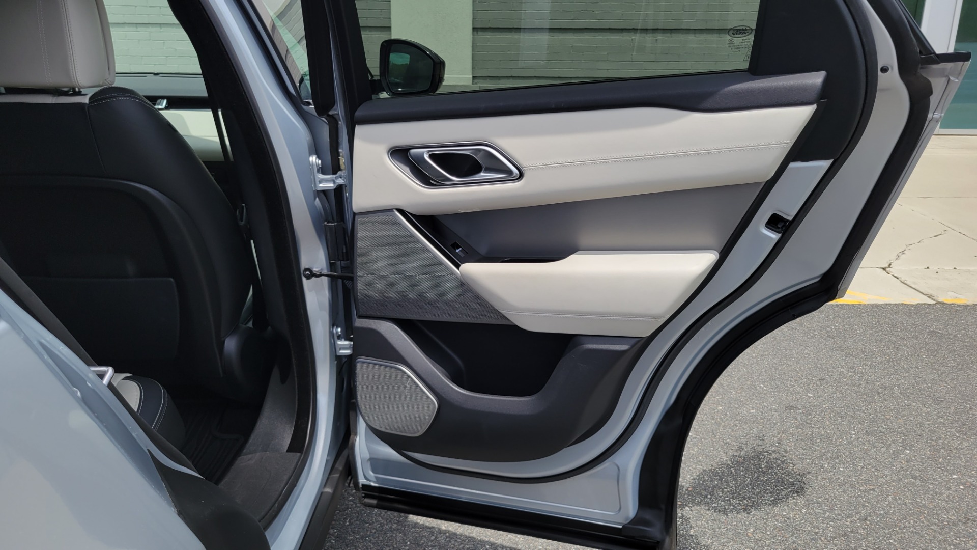 Used 2018 Land Rover RANGE ROVER VELAR R-DYNAMIC / NAV / MERIDIAN / SUNROOF / CAMERA for sale Sold at Formula Imports in Charlotte NC 28227 80