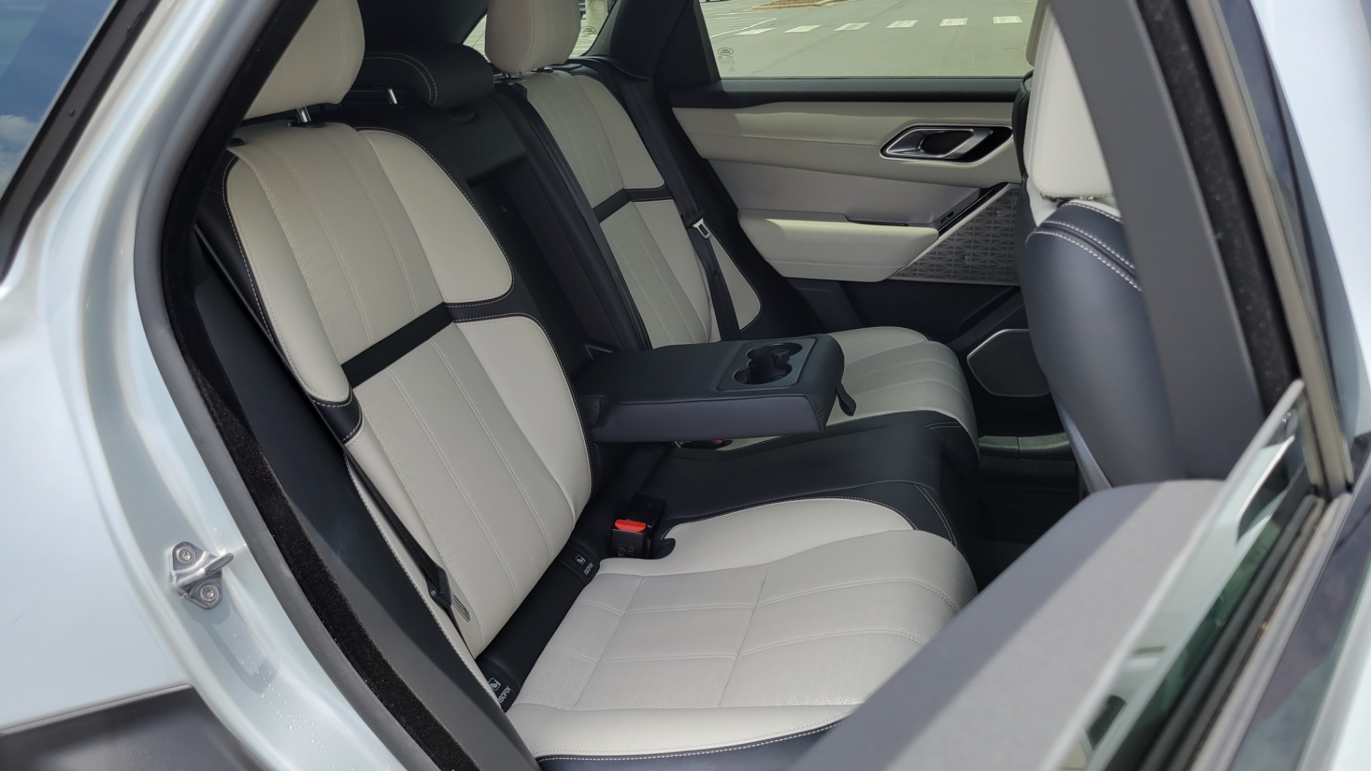 Used 2018 Land Rover RANGE ROVER VELAR R-DYNAMIC / NAV / MERIDIAN / SUNROOF / CAMERA for sale Sold at Formula Imports in Charlotte NC 28227 82