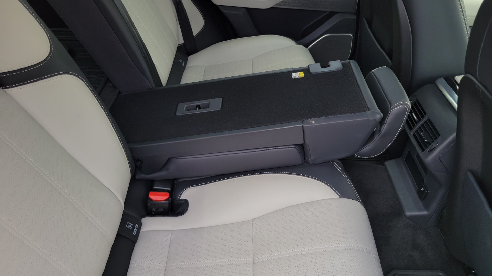 Used 2018 Land Rover RANGE ROVER VELAR R-DYNAMIC / NAV / MERIDIAN / SUNROOF / CAMERA for sale $58,995 at Formula Imports in Charlotte NC 28227 84