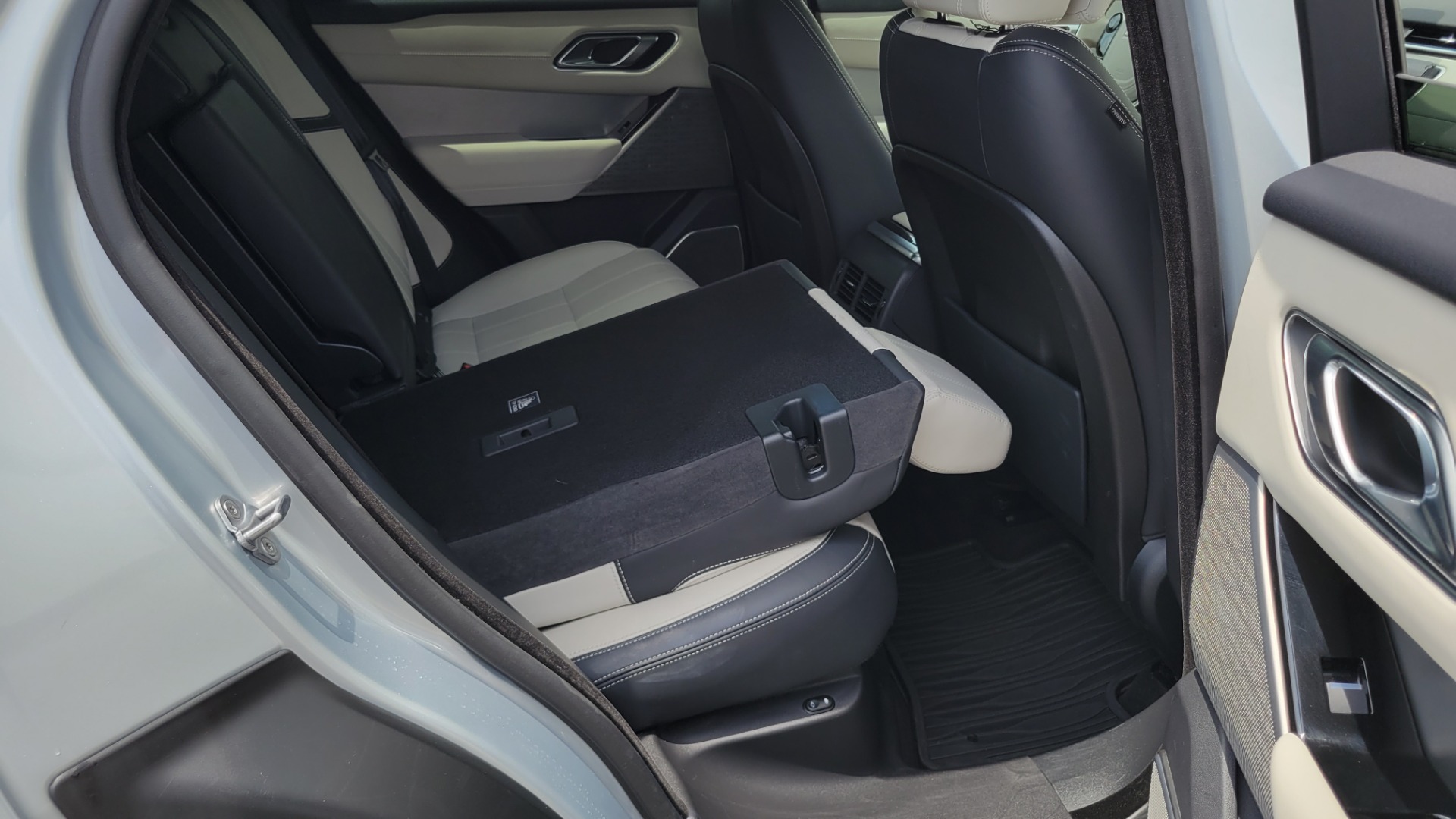 Used 2018 Land Rover RANGE ROVER VELAR R-DYNAMIC / NAV / MERIDIAN / SUNROOF / CAMERA for sale Sold at Formula Imports in Charlotte NC 28227 85